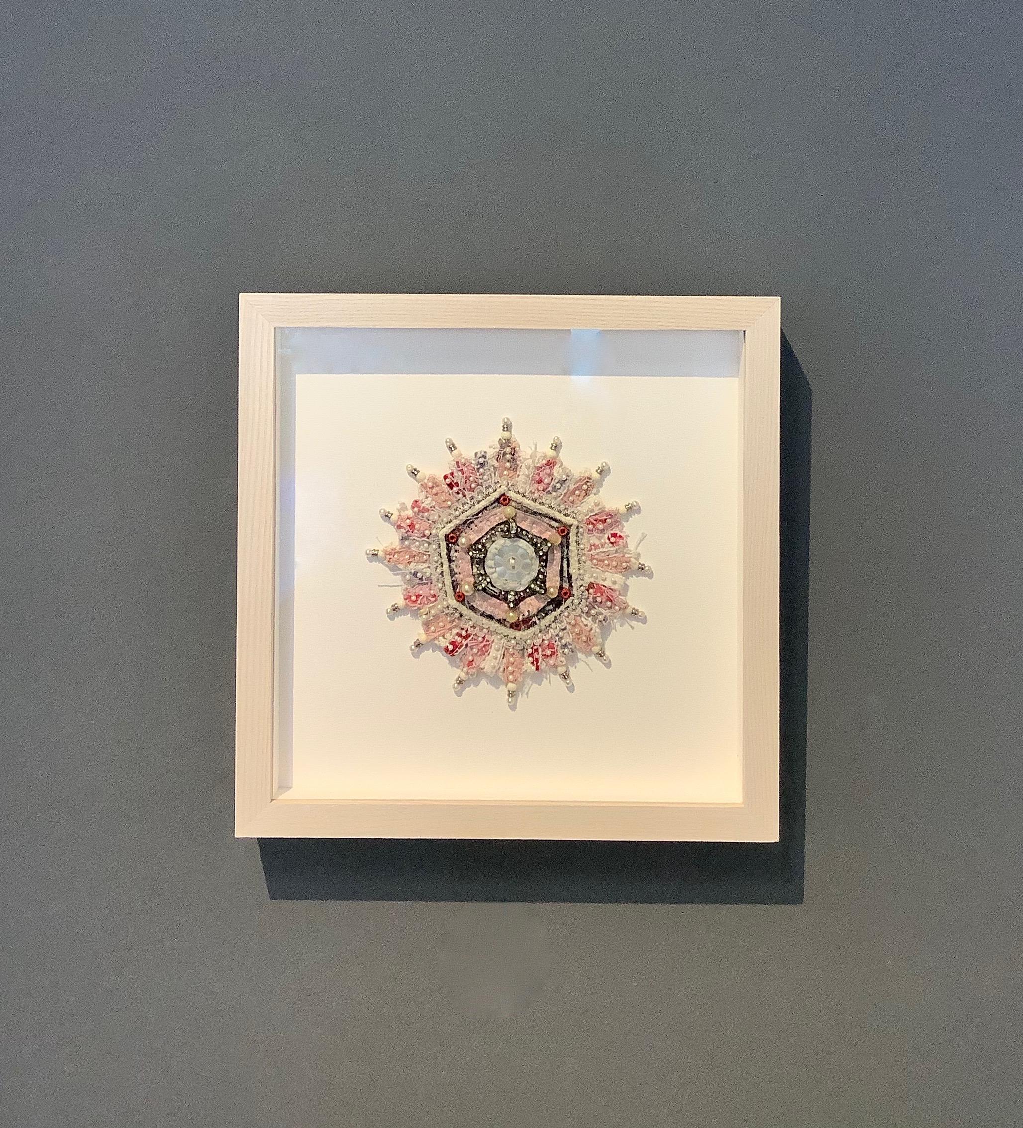 Bud 929, Mandala textil de perlas rosa, magenta, blanco y marfil - Mixed Media Art Contemporáneo de Donna Sharrett