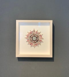 Bud 929 - Mandala textil en técnica mixta con perlas rosa, blancas y marfil, 2019