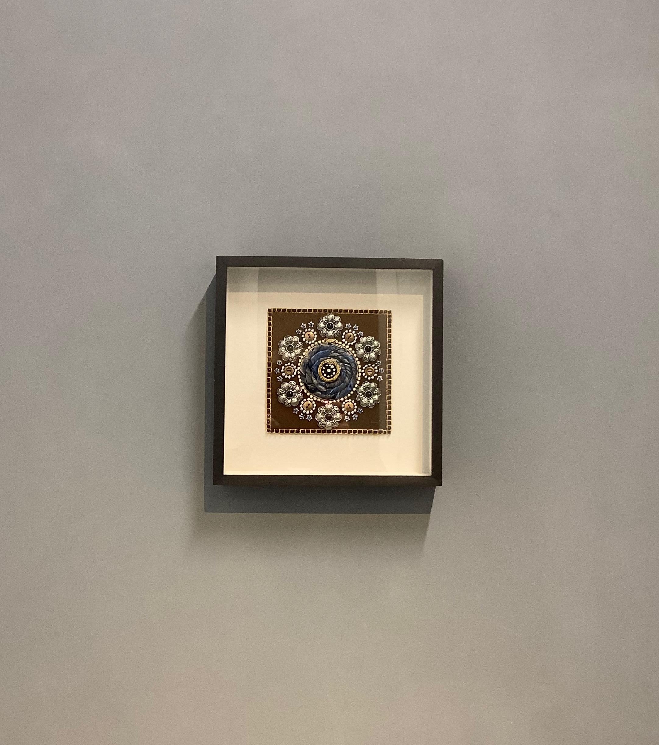 Guinnevere - Boutons de fleurs Mandala en textile Mixed Media brun et or, 2013 en vente 2