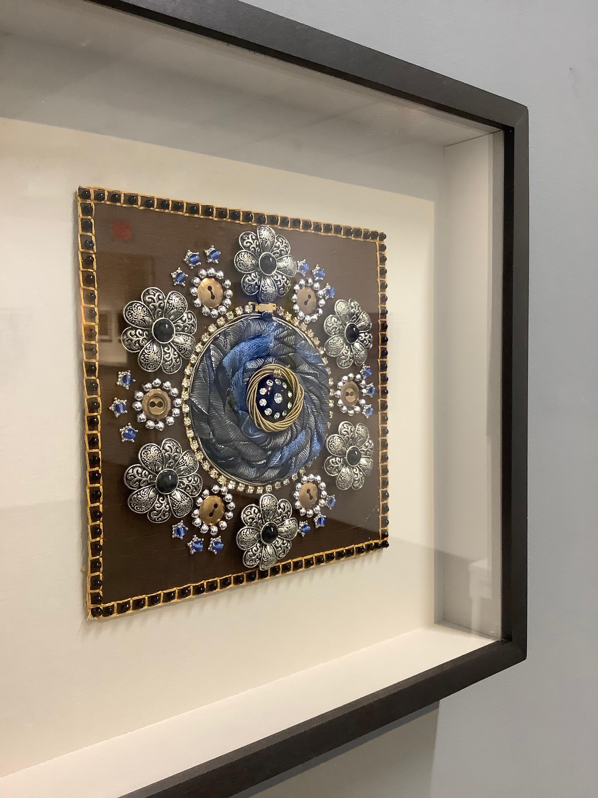 Guinnevere - Boutons de fleurs Mandala en textile Mixed Media brun et or, 2013 en vente 3