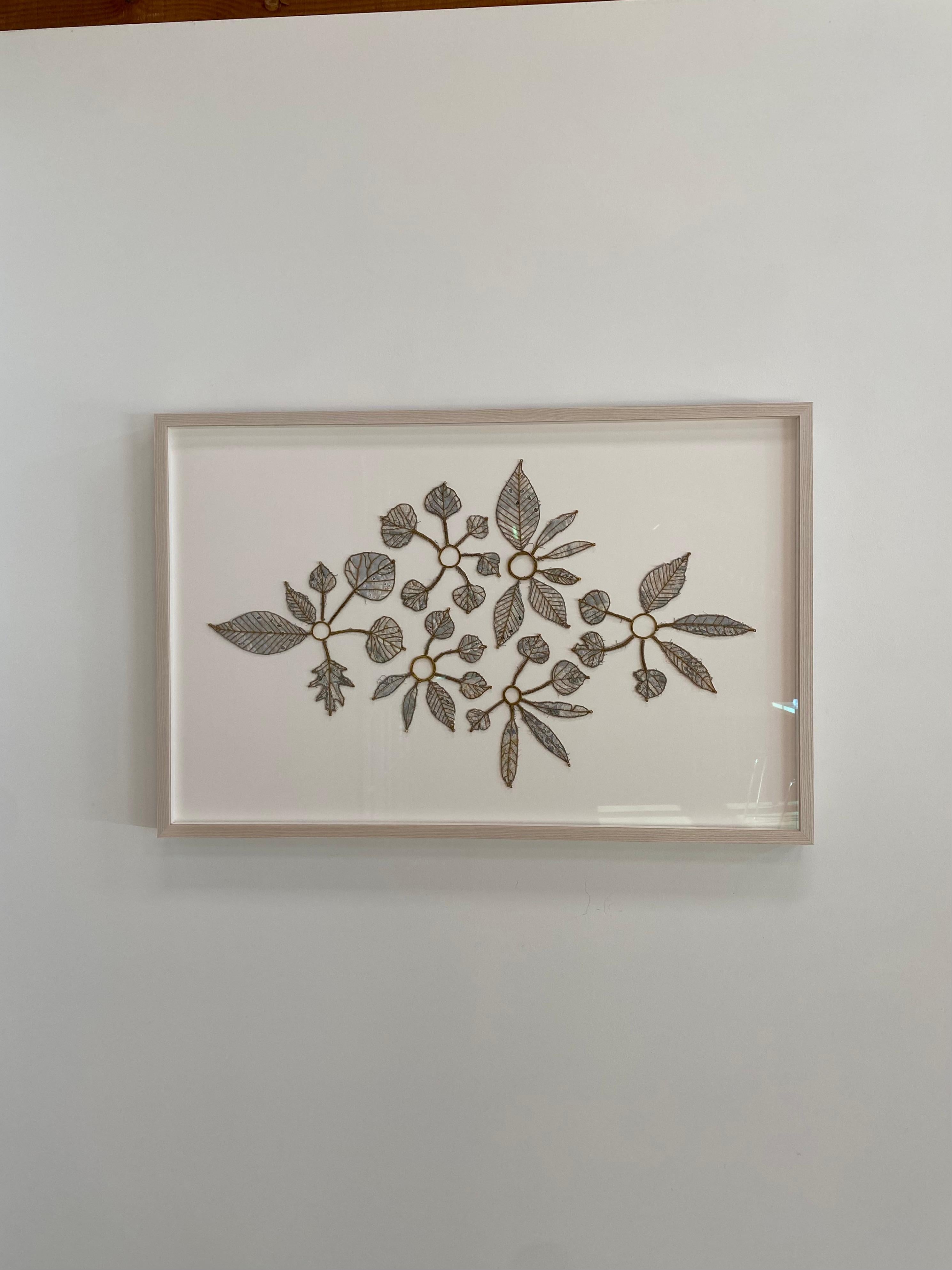 Quest'opera d'arte botanica contemporanea a tecnica mista di Donna Sharrett è composta da tessuto, passamaneria, filo, corde di chitarra e estremità di palline, ed è incorniciata in vetro da museo con tutti i materiali d'archivio in una cornice