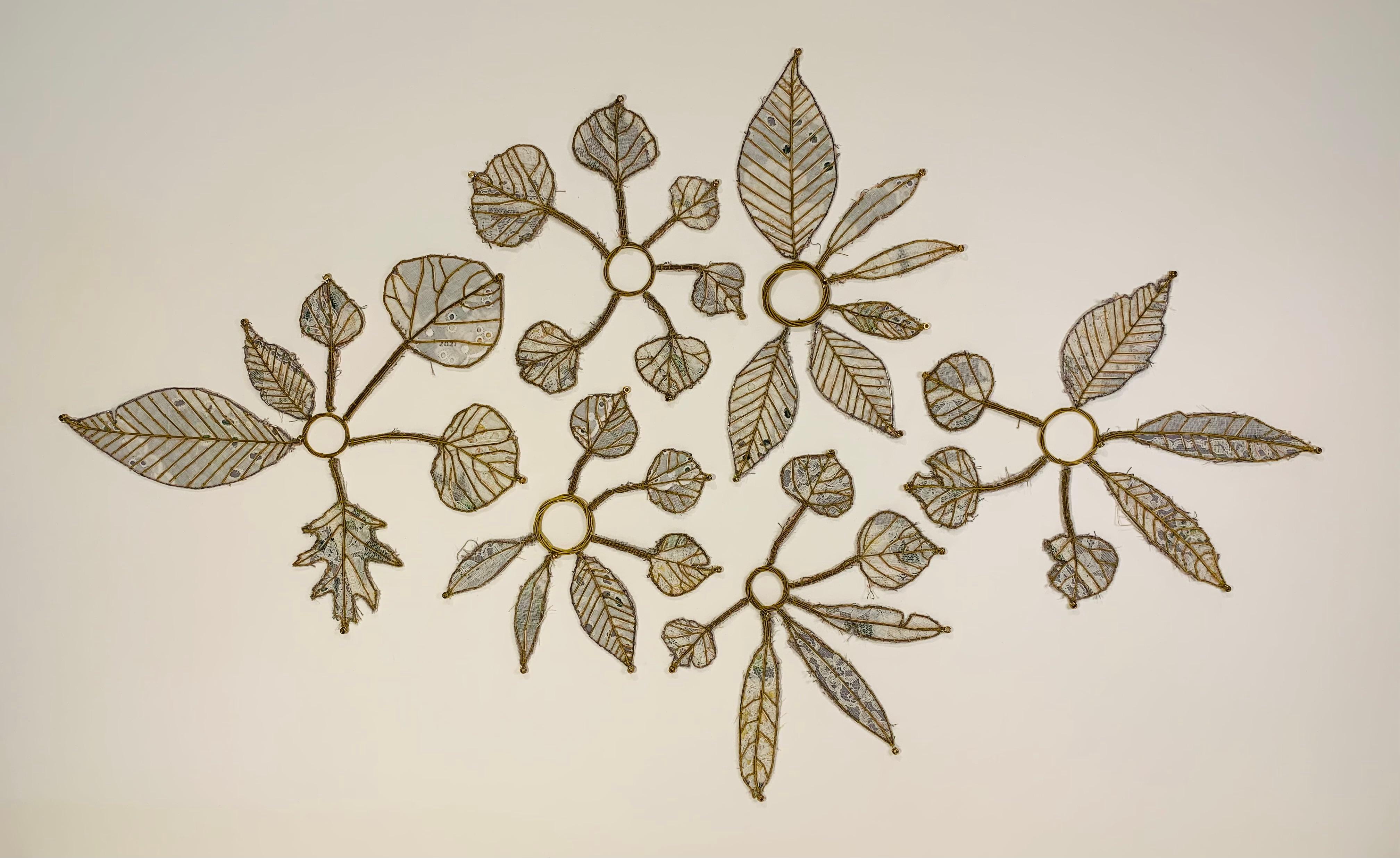 Hitkwike Green River - Tessile botanico a mediazione mista Grigio Avorio Oro Foglie 2021 - Mixed Media Art di Donna Sharrett