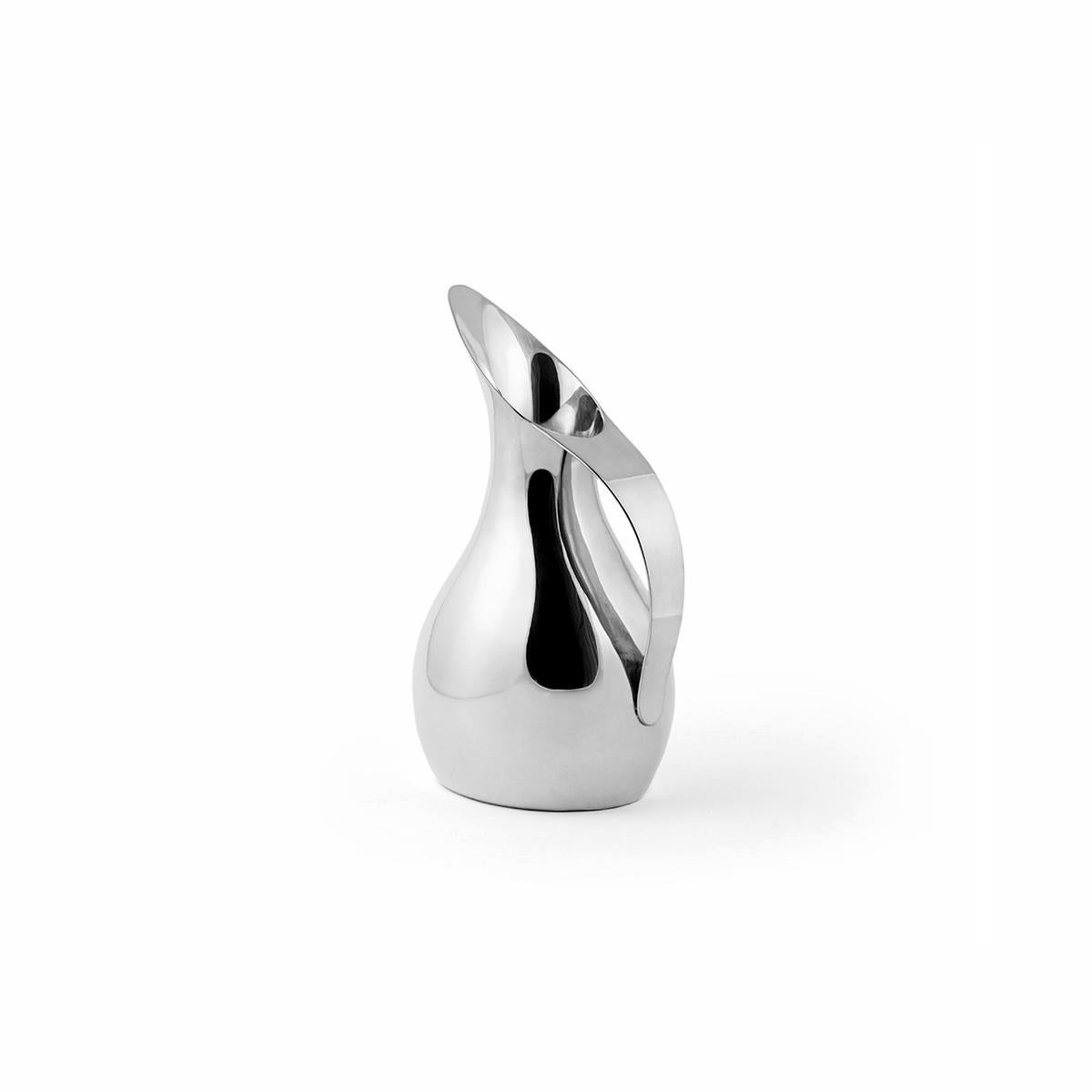 Donna è una caraffa placcata in argento disegnata da Aldo Cibic. Minimalista e sinuosa allo stesso tempo, Donna è perfetta sia sulle tavole classiche che su quelle moderne.