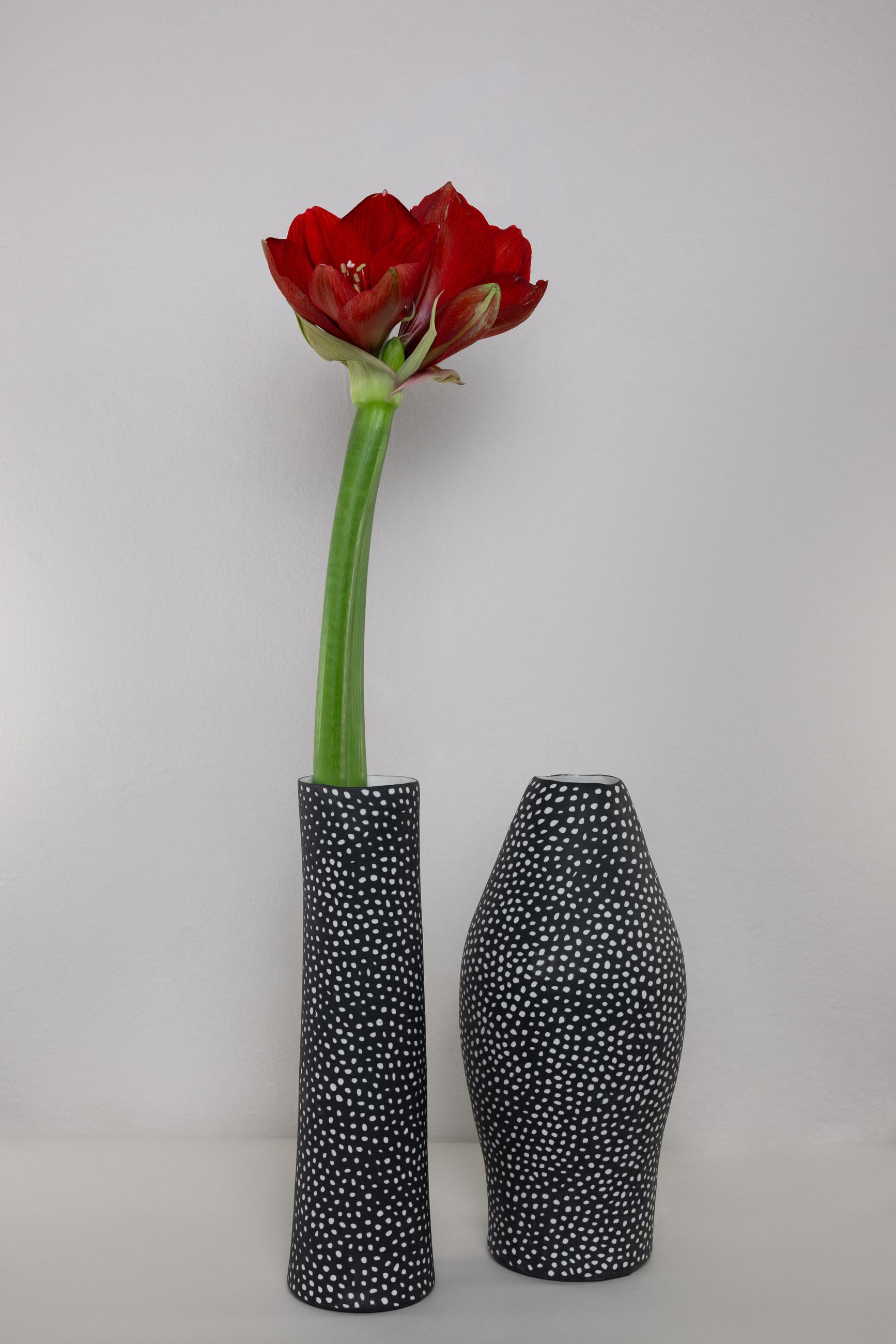 Italiano Vaso DONNA, vaso contemporaneo in porcellana fatto a mano in bianco e nero in vendita