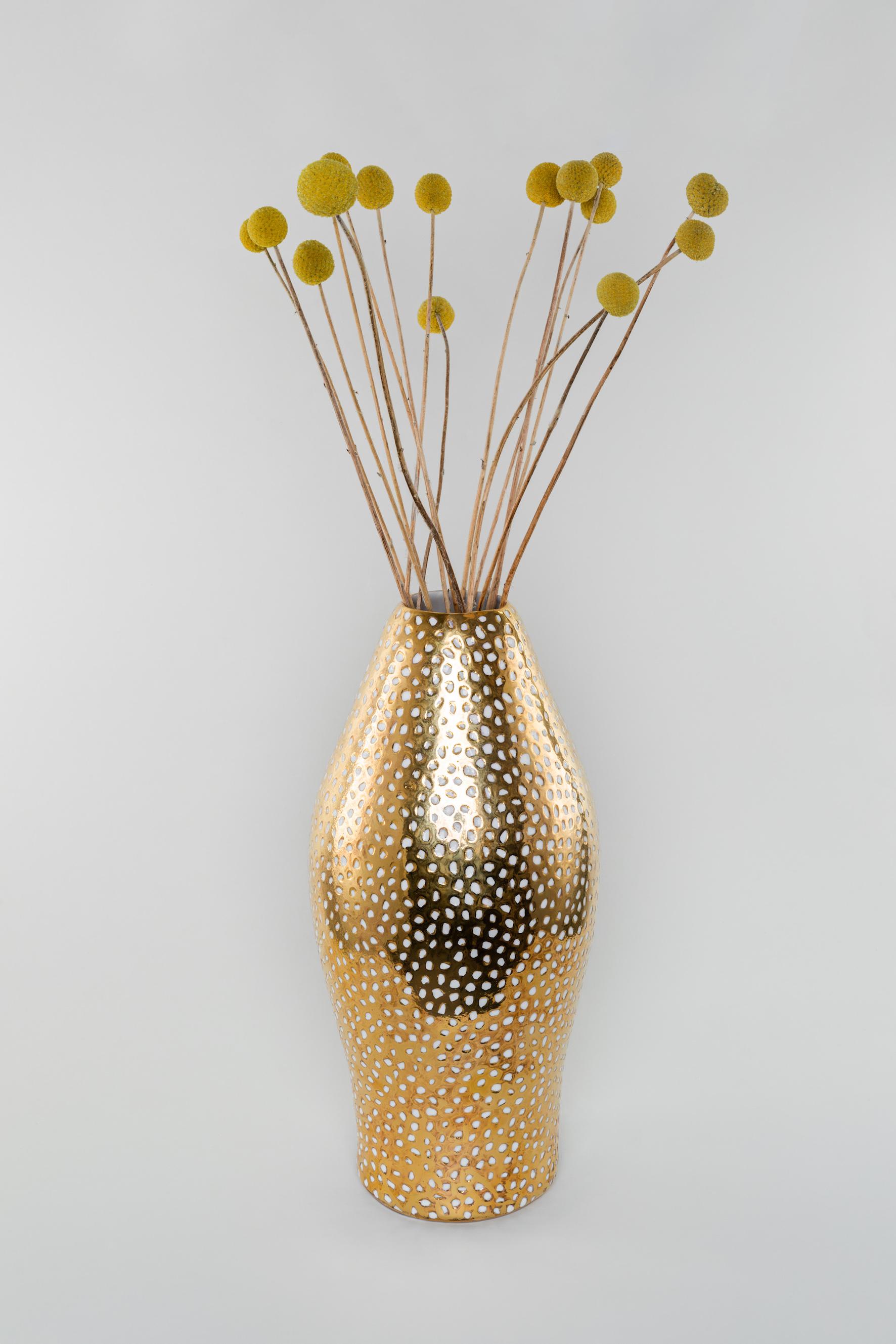 Scopri l'eleganza del Vaso Golden Donna in porcellana fatta a mano dell'esclusiva collezione MOON di JHA Porcelain. Questo splendido vaso d'oro è caratterizzato da linee sinuose ed è realizzato meticolosamente con la tradizionale tecnica della