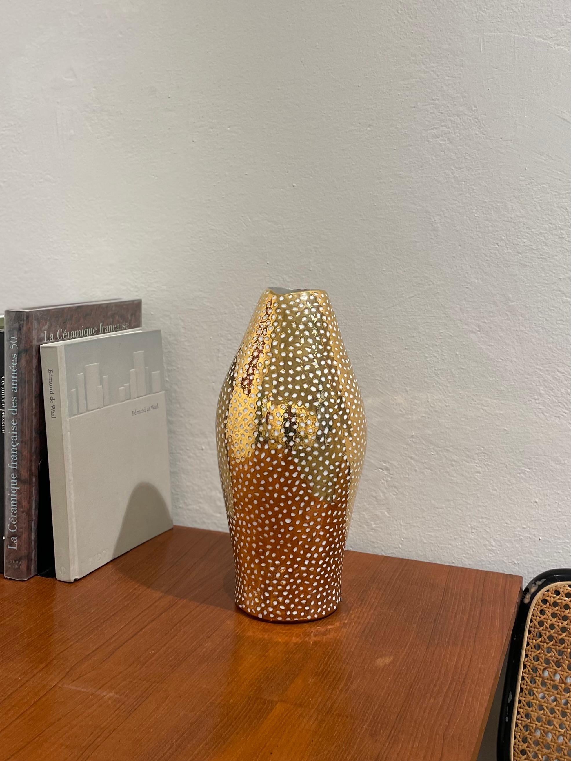 Moderno Vaso DONNA, vaso d'oro contemporaneo in porcellana fatto a mano in vendita