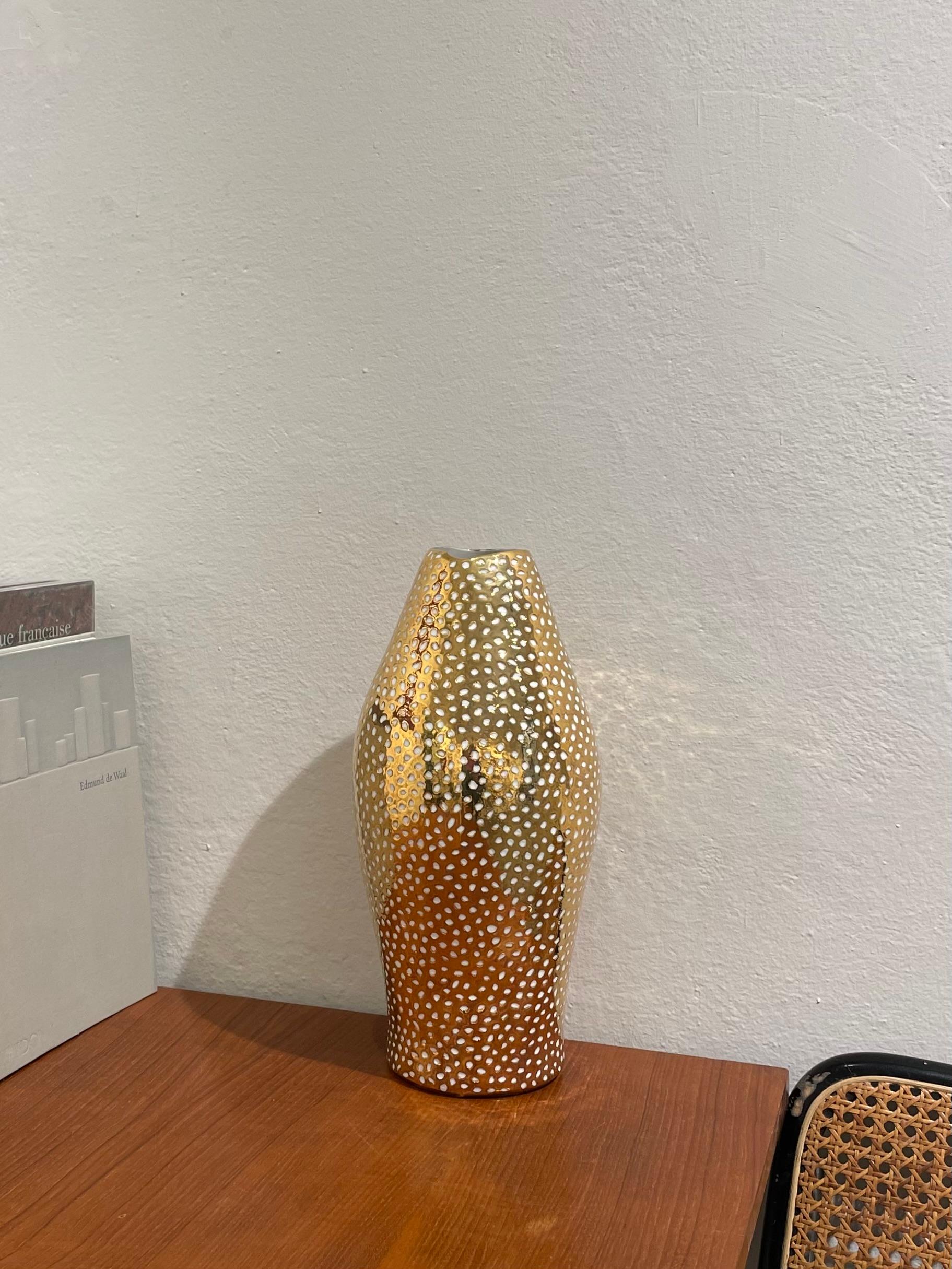 Italiano Vaso DONNA, vaso d'oro contemporaneo in porcellana fatto a mano in vendita