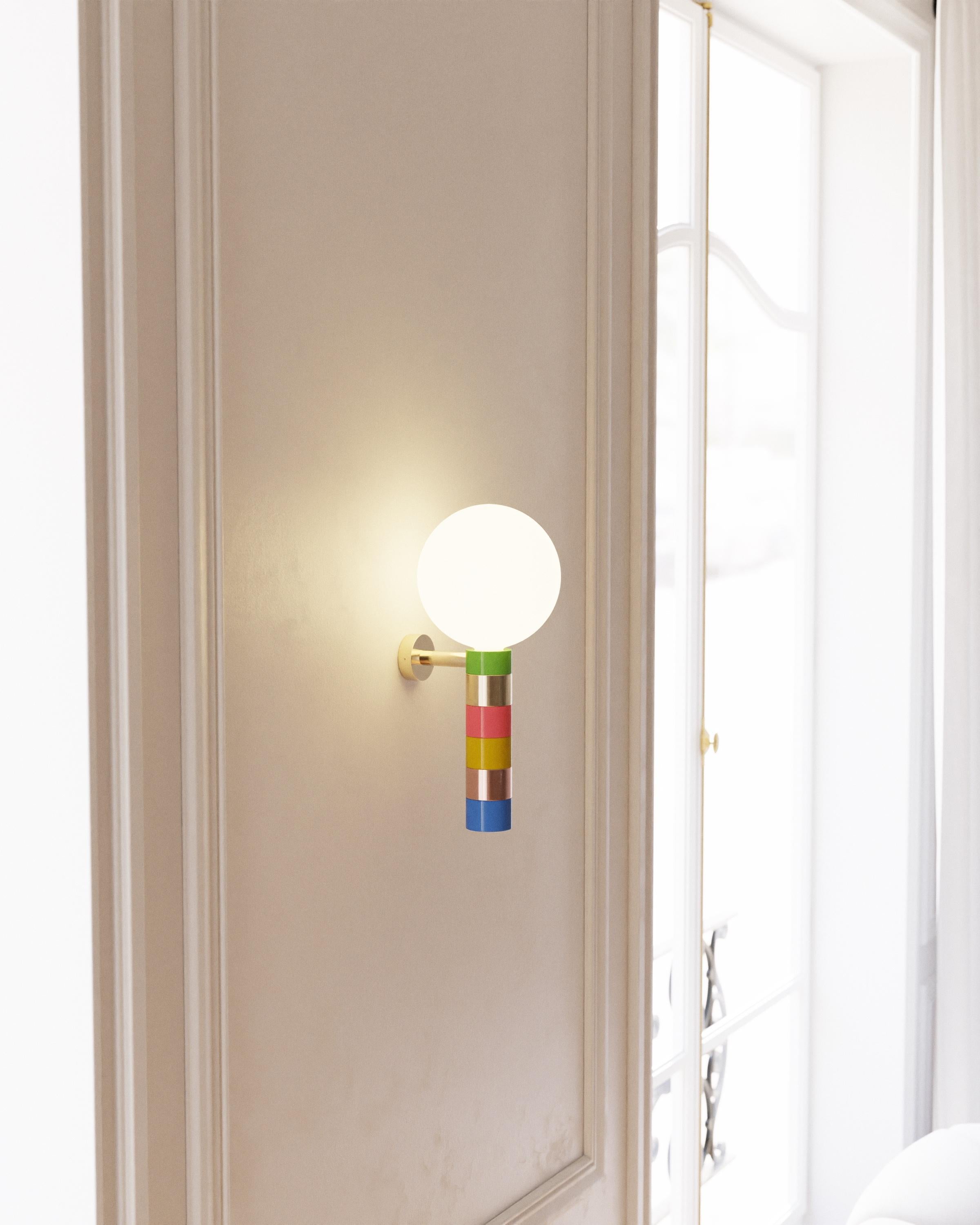 These Donna fit with elegance in a contemporary interior, refined in their lines. 
These small diameter wall lights diffuse an intimate light. They dress a bedroom, a living room or a corridor. 
Comforting lights, with character.

Wall lamp -