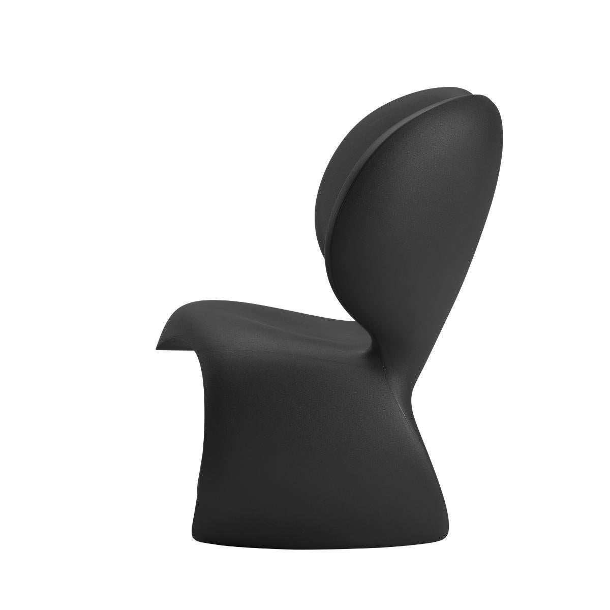 Créé en 1988, Don't F**k With The Mouse est l'un des fauteuils les plus emblématiques de Ron Arad. Produit en édition limitée, il a subi de nombreuses métamorphoses au fil des ans pour finalement devenir un produit industriel proposé pour les