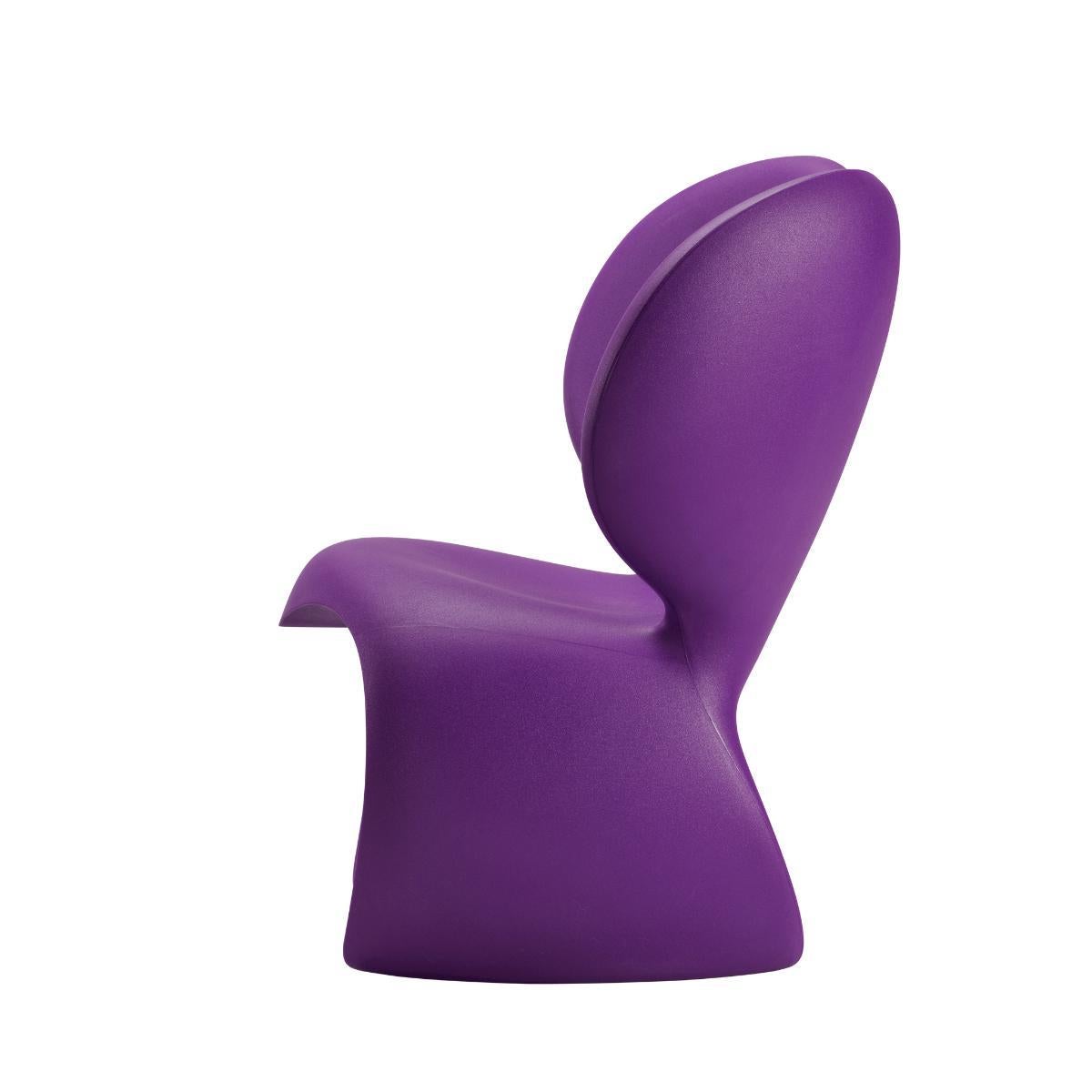 Créé en 1988, Don't F**k With The Mouse est l'un des fauteuils les plus emblématiques de Ron Arad. Produit en édition limitée, il a subi de nombreuses métamorphoses au fil des ans pour finalement devenir un produit industriel proposé pour les