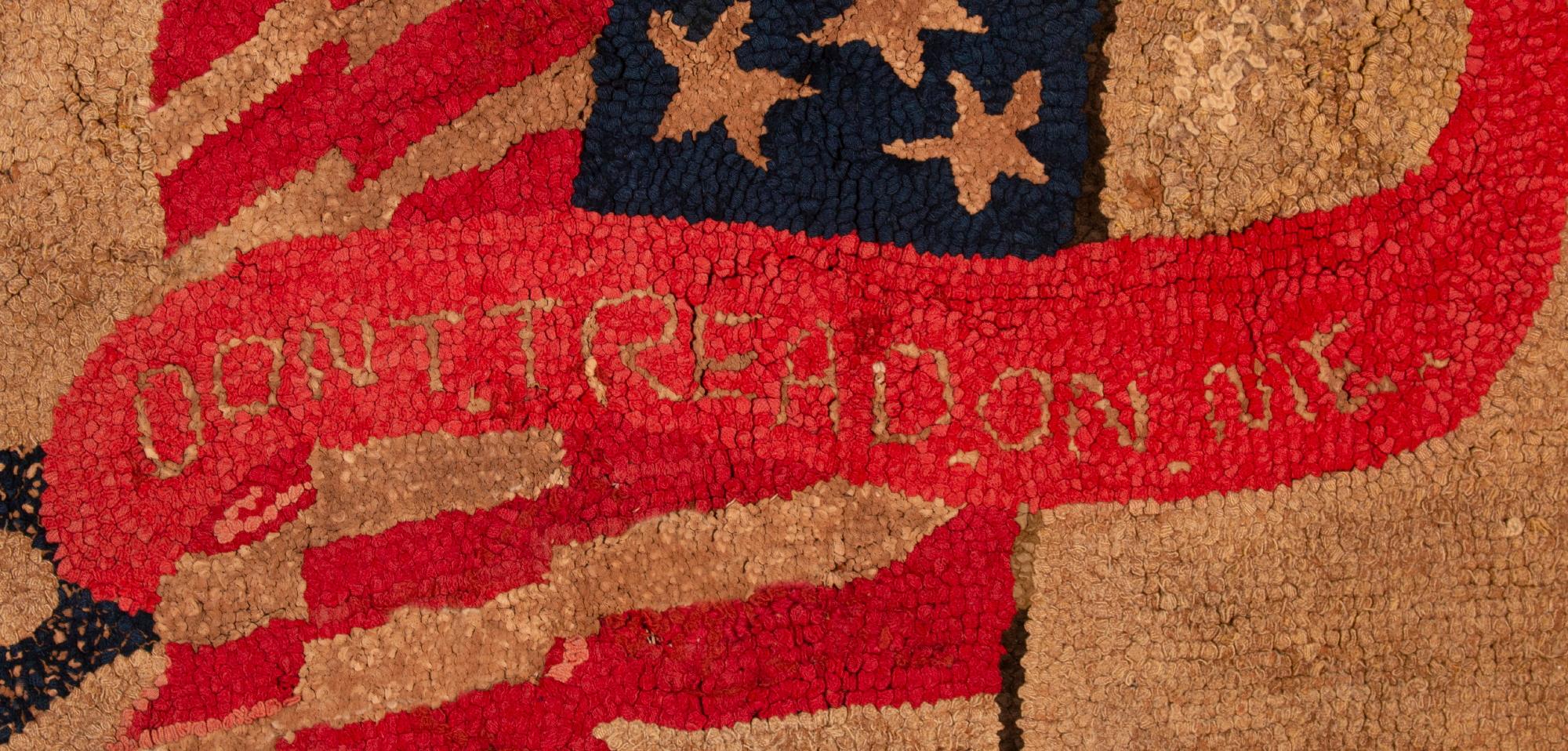 TAPIS COUCHÉ EN LAINE AVEC UN DRAPEAU AMÉRICAIN BLOQUANT ET UN RAMPANT À LA TAILLE FORCÉE AVEC LE SLOGAN 