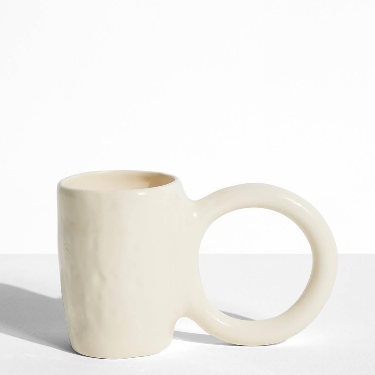 The Donut collection draws its inspiration from the world of baking. Designer Pia Chevalier arouses our senses with this collection of appetising cups and mugs. The pieces’ oversized handle imitates the shape of a doughnut and the enamelling echoes