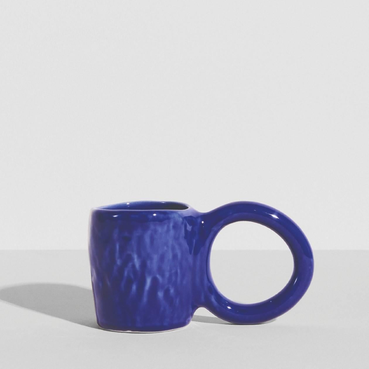 Para crear la colección Donut, la diseñadora Pia Chevalier se inspiró en el mundo de la repostería. El artista ceramista imaginó estas tazas y jarras como pasteles, con las asas representando la masa y un acabado barnizado para darles un aspecto de