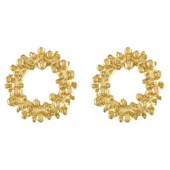 Skulpturale Donut-Ohrstecker aus 18-karätigem Gold mit Granulation von Aneta Zae