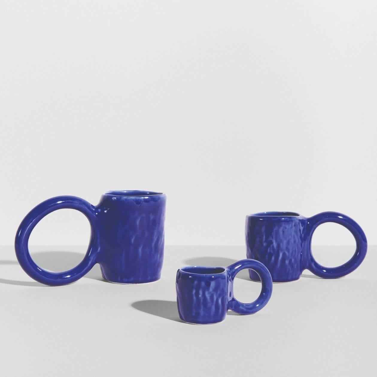 PETITE FRITURE Donut, 2er-Set Espresso, Blau, entworfen von Pia Chevalier (Glasiert) im Angebot