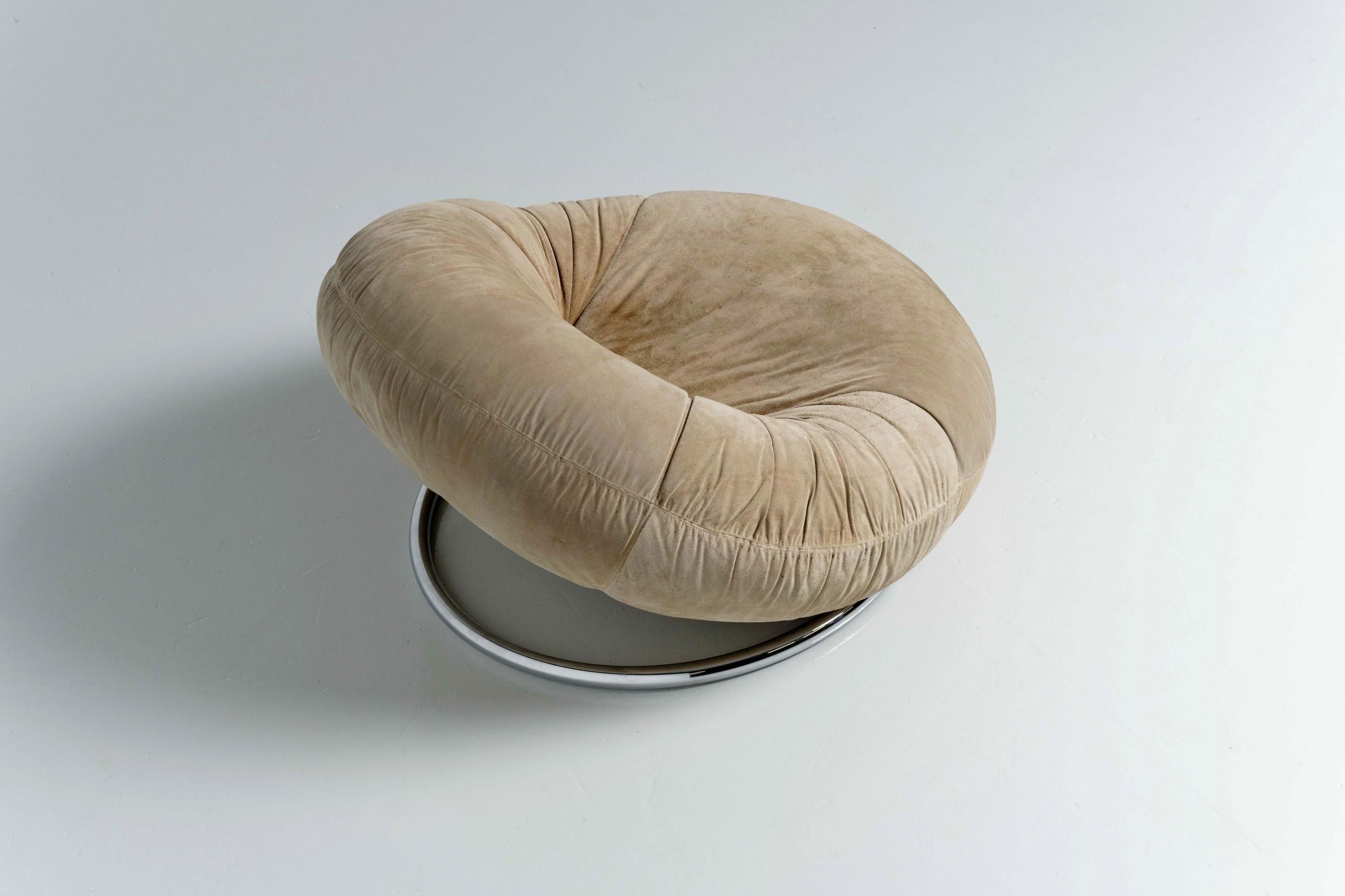 Donut Shaped Lounge Chair in Suede Italy, 1970s In Good Condition In Roosendaal, Noord Brabant