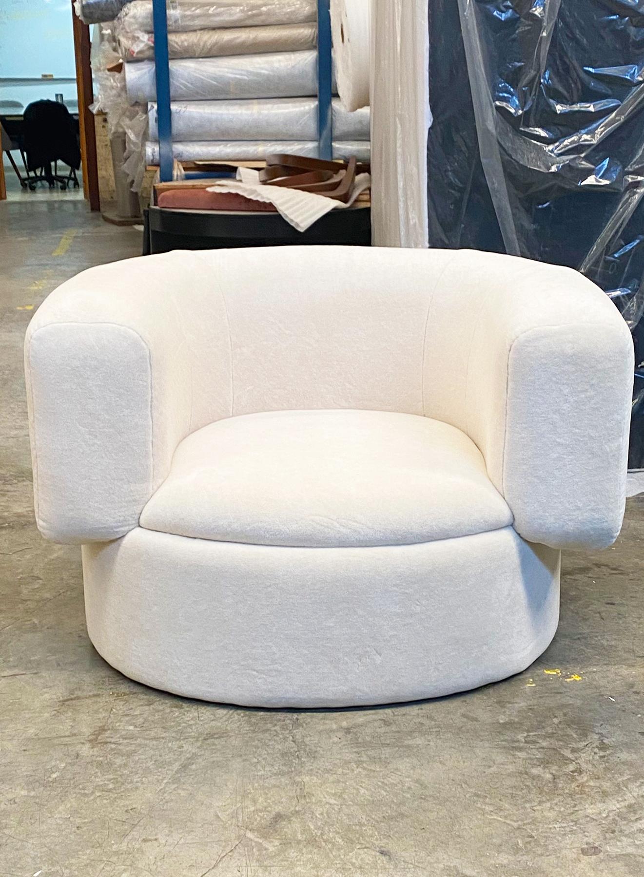 Canapé Donut par The Cult
Dimensions : L 126 x P 95 x H 83 cm
MATERIAL : Tapisserie d'ameublement, velours

The Cult Studio génère des solutions et des expériences émotionnelles à différentes échelles de projets et de clients. Nous nous efforçons de