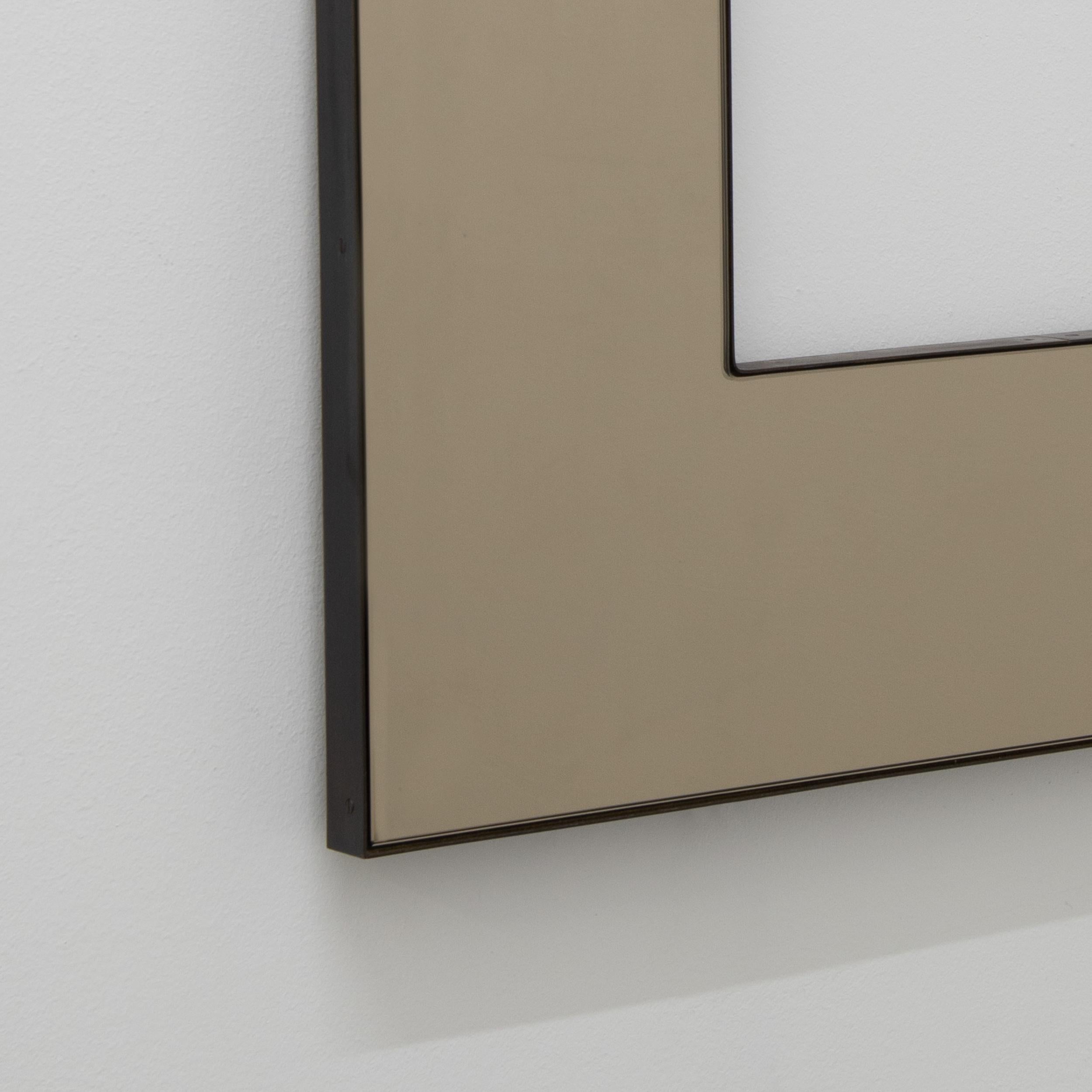 XXIe siècle et contemporain Miroir contemporain carré teinté bronze à dos teinté en noyer, XL en vente
