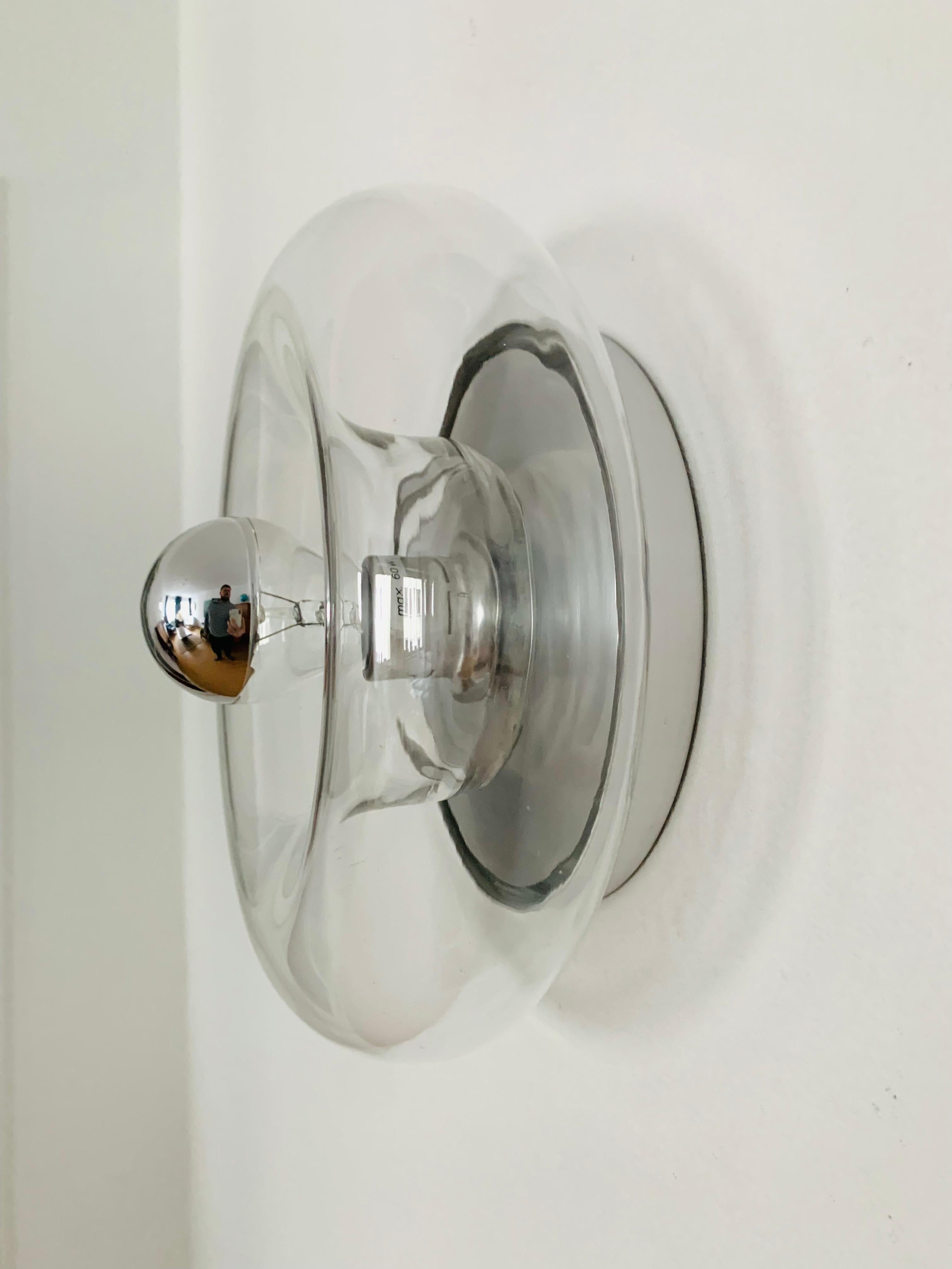 Wunderschöne Donut-Wand- oder Deckenleuchte aus den 1960er Jahren.
Das Design schafft ein spektakuläres Licht.
Hohe Qualität.

Hersteller: Doria

Bedingung:

Sehr guter Vintage-Zustand mit leichten altersentsprechenden Gebrauchsspuren.
Die