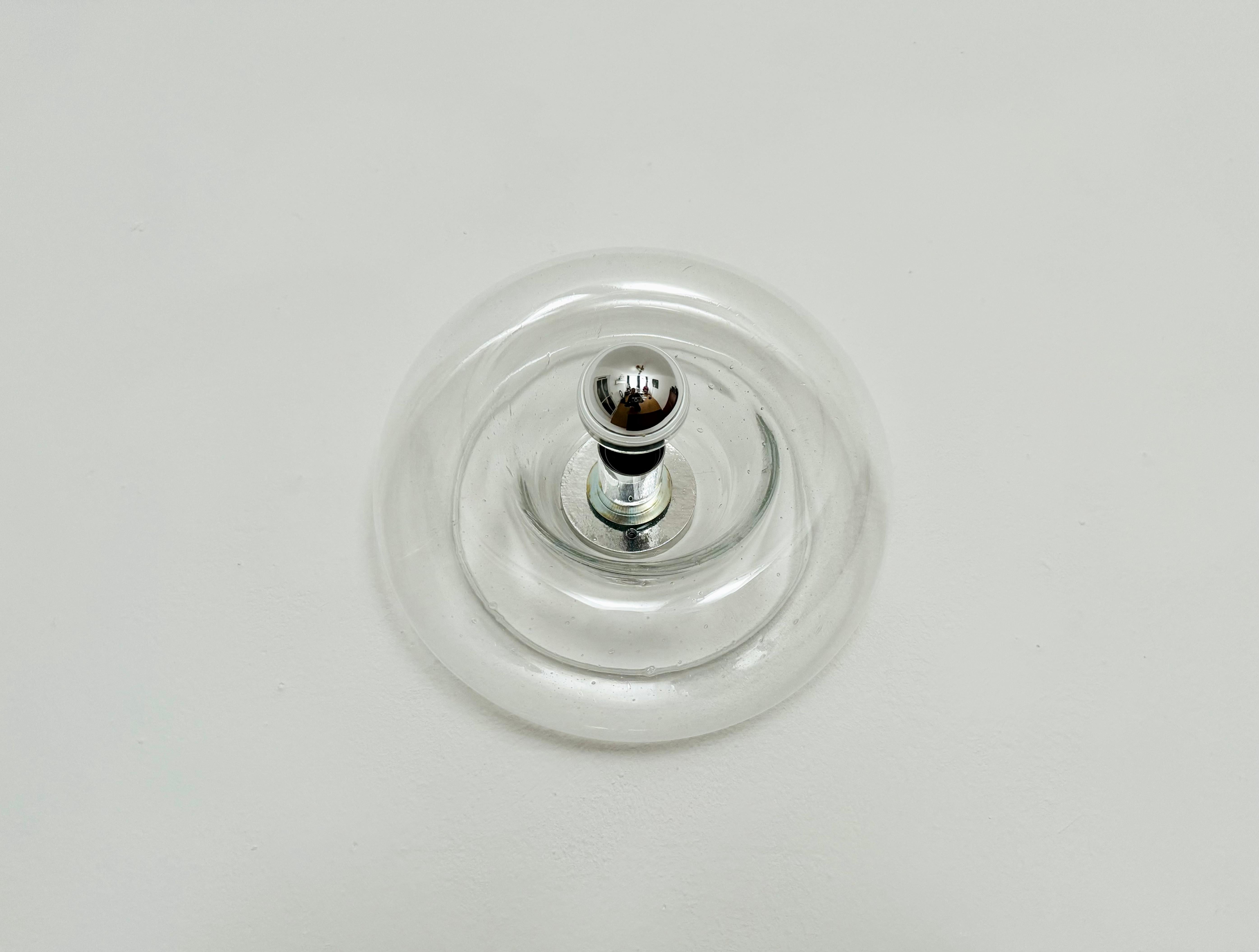 Wunderschöne Donut-Wand- oder Deckenleuchte aus den 1960er Jahren.
Das Design schafft ein spektakuläres Licht.
Hochwertige Verarbeitung.

Design: J.T. Kalmar
Hersteller: Franken KG

Bedingung:

Sehr guter Vintage-Zustand mit leichten altersbedingten