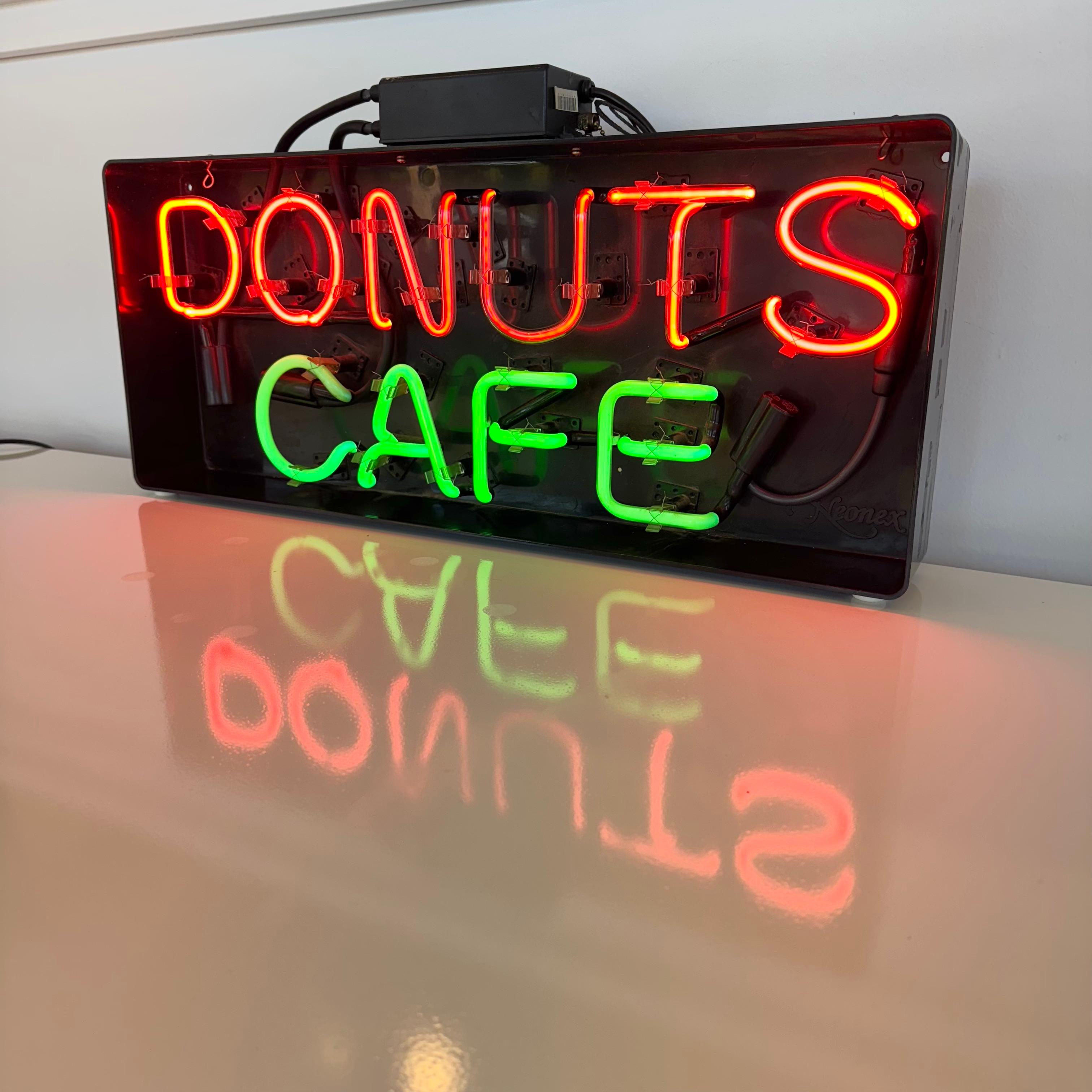 Industriale Insegna al neon 'Donuts Cafe', anni '90, USA in vendita