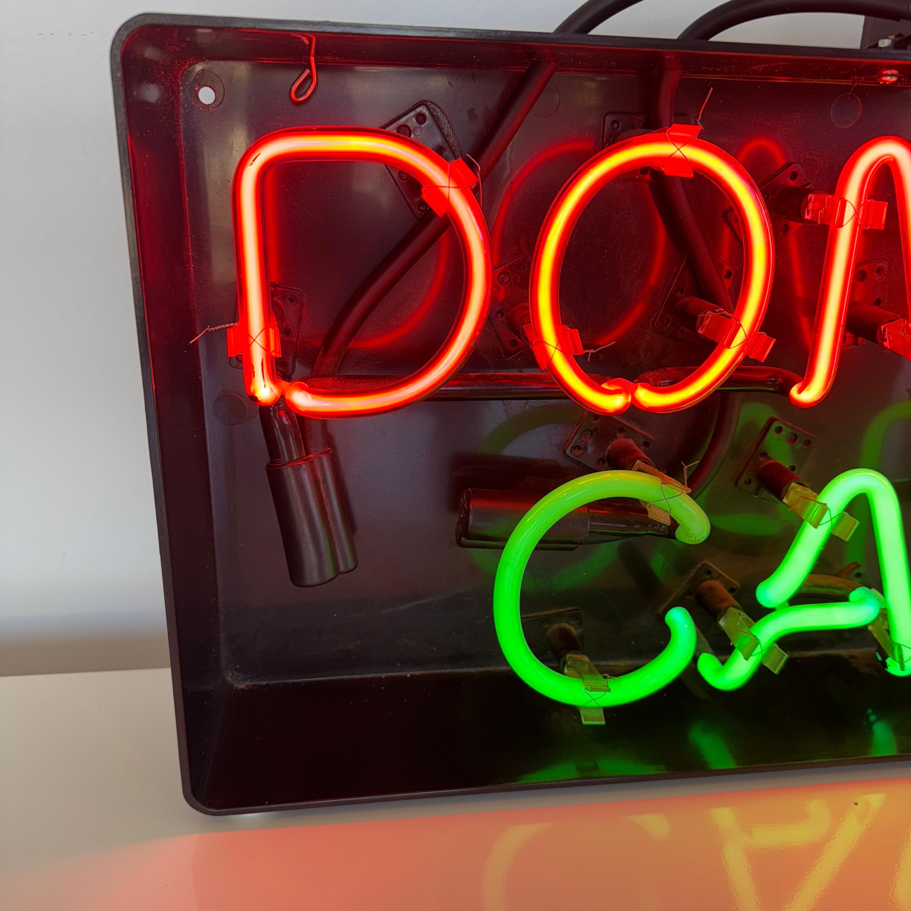 Fine XX secolo Insegna al neon 'Donuts Cafe', anni '90, USA in vendita