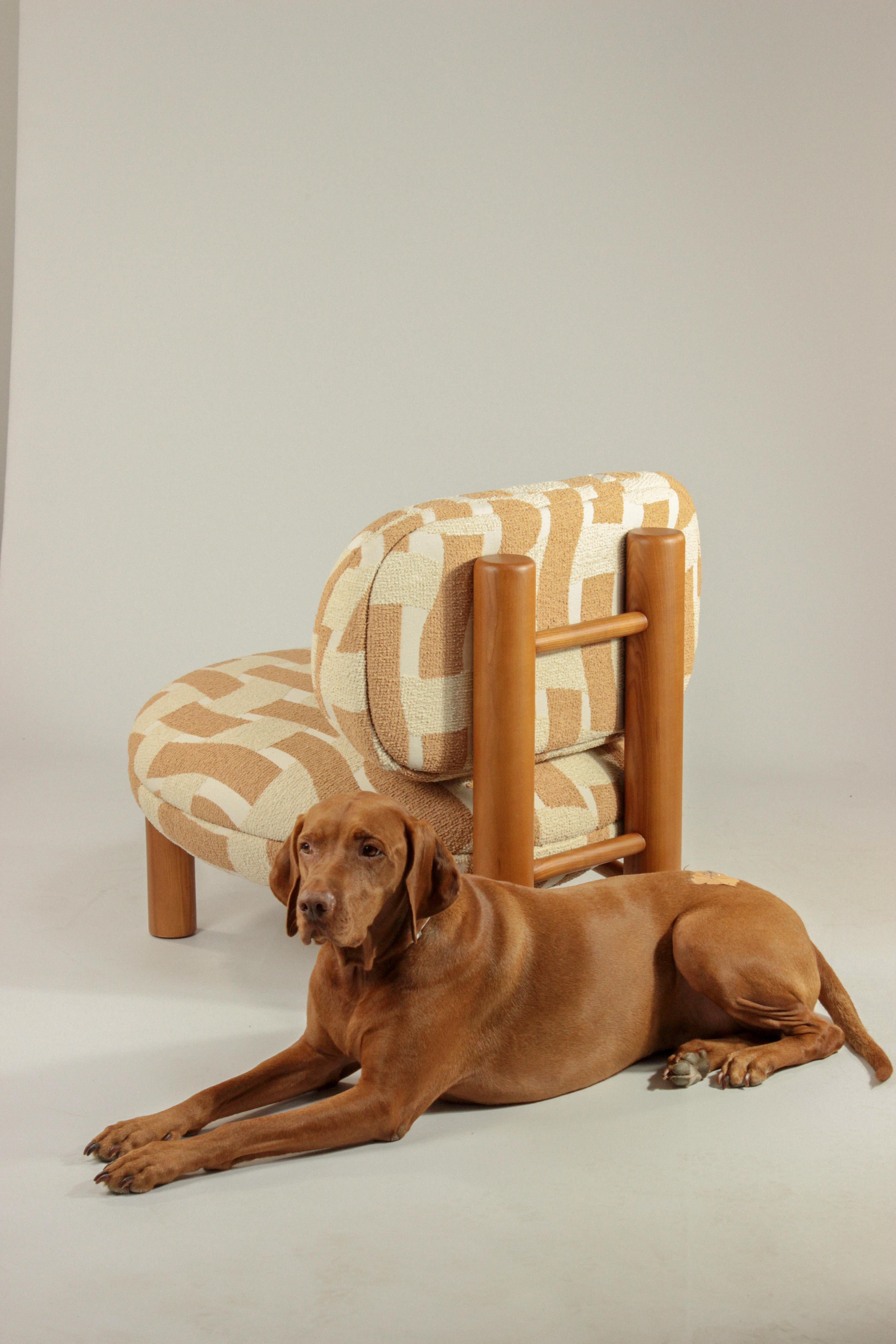 Descubre Aimi, nuestro sillón vanguardista diseñado para redefinir la elegancia y el confort. Visualmente ligera pero excepcionalmente cómoda, Aimi presume de un diseño extraordinario que combina sin esfuerzo la estética con la funcionalidad.

Si