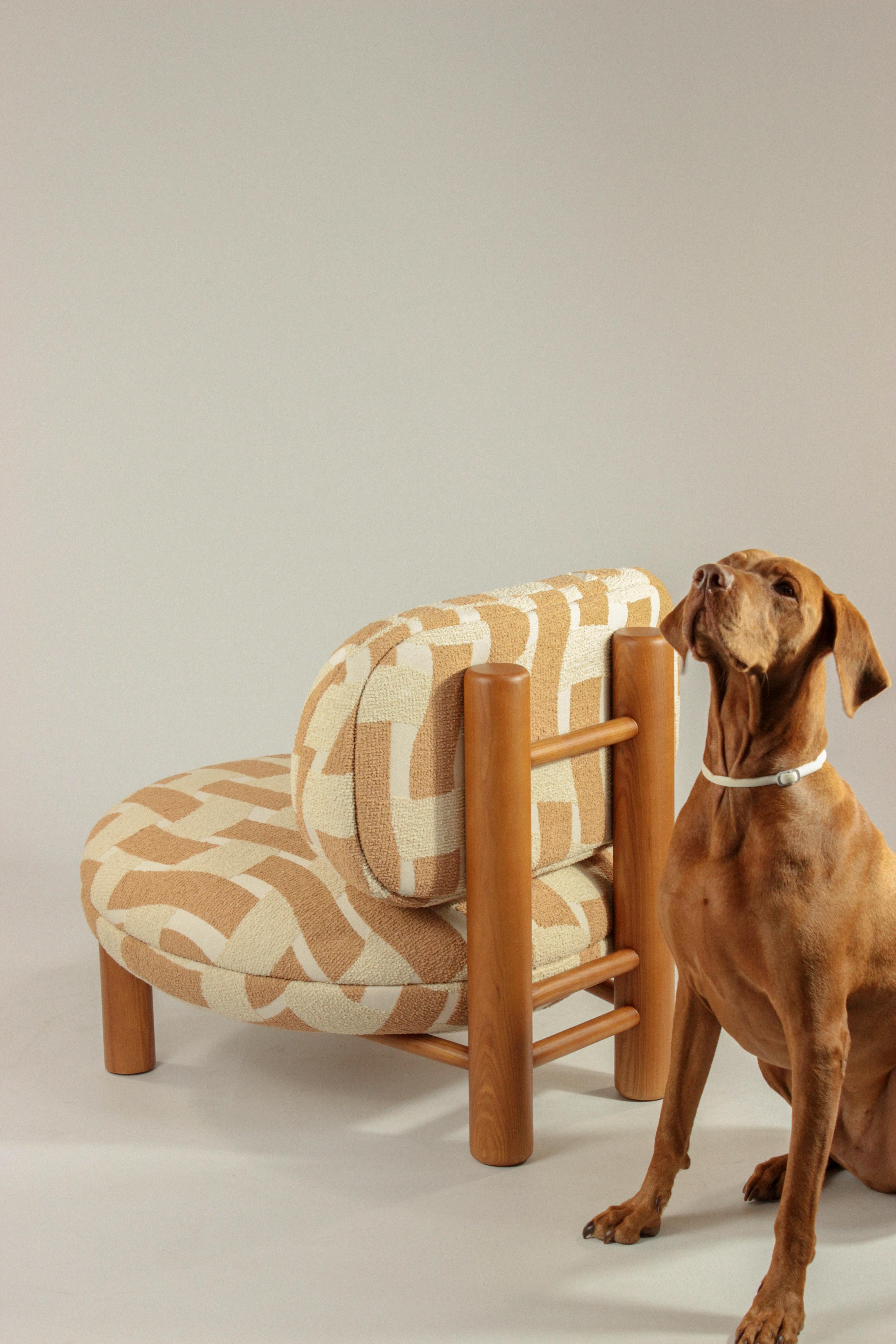 ¡DOOQ! Sillón Aimi de tela naranja y beige Moderno de mediados de siglo en venta