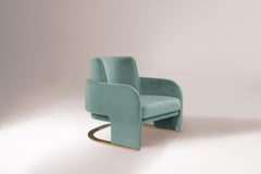 Sillón DOOQ de suave terciopelo celadón y latón pulido Odisseia