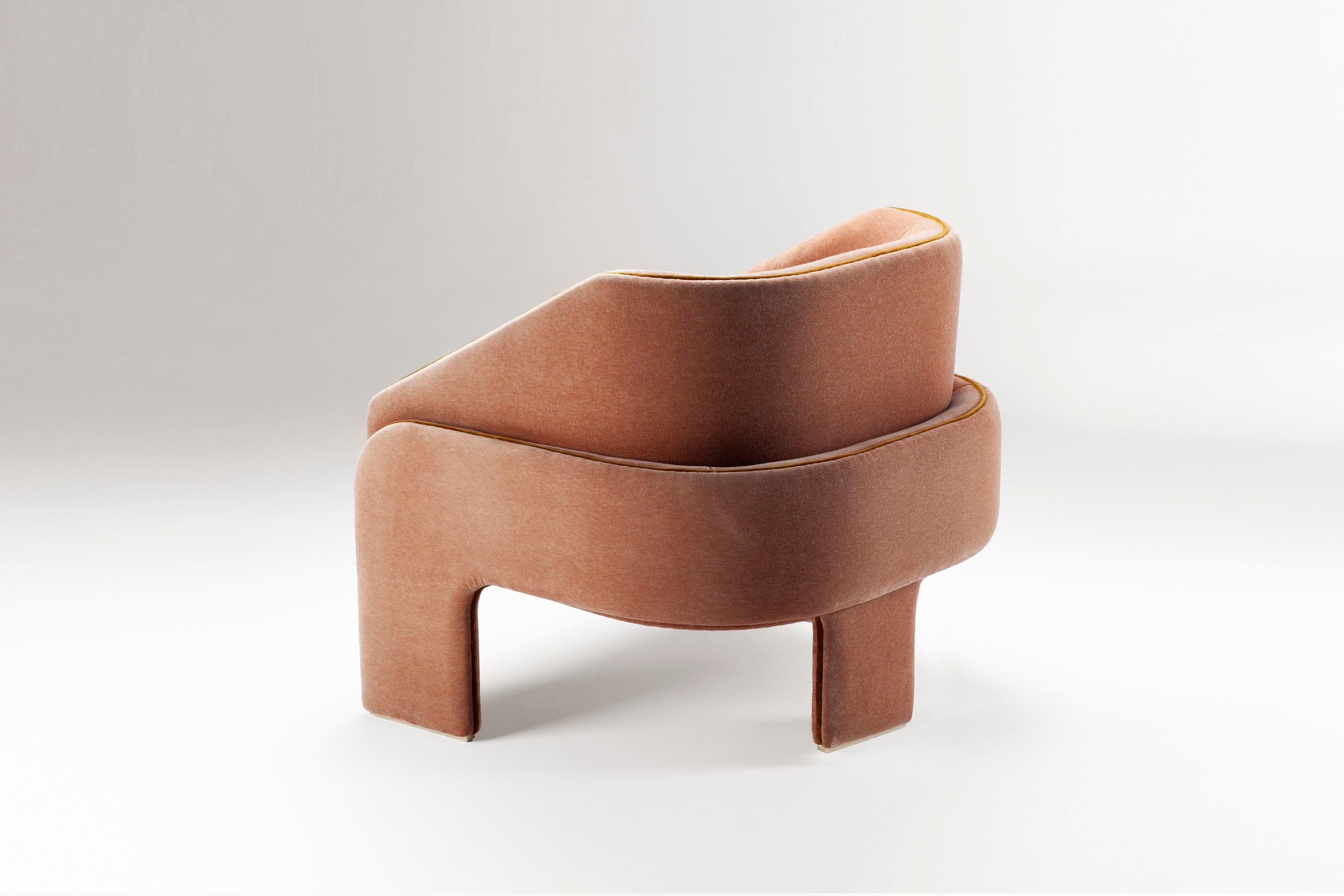 L’Unité armchair is proportional and sculptural, perfectly made to the human scale. It gathers strong upholstered shapes lightly supported on elegant stands. A piece that excites the eye and imagination, inspired by modernist architecture’s style