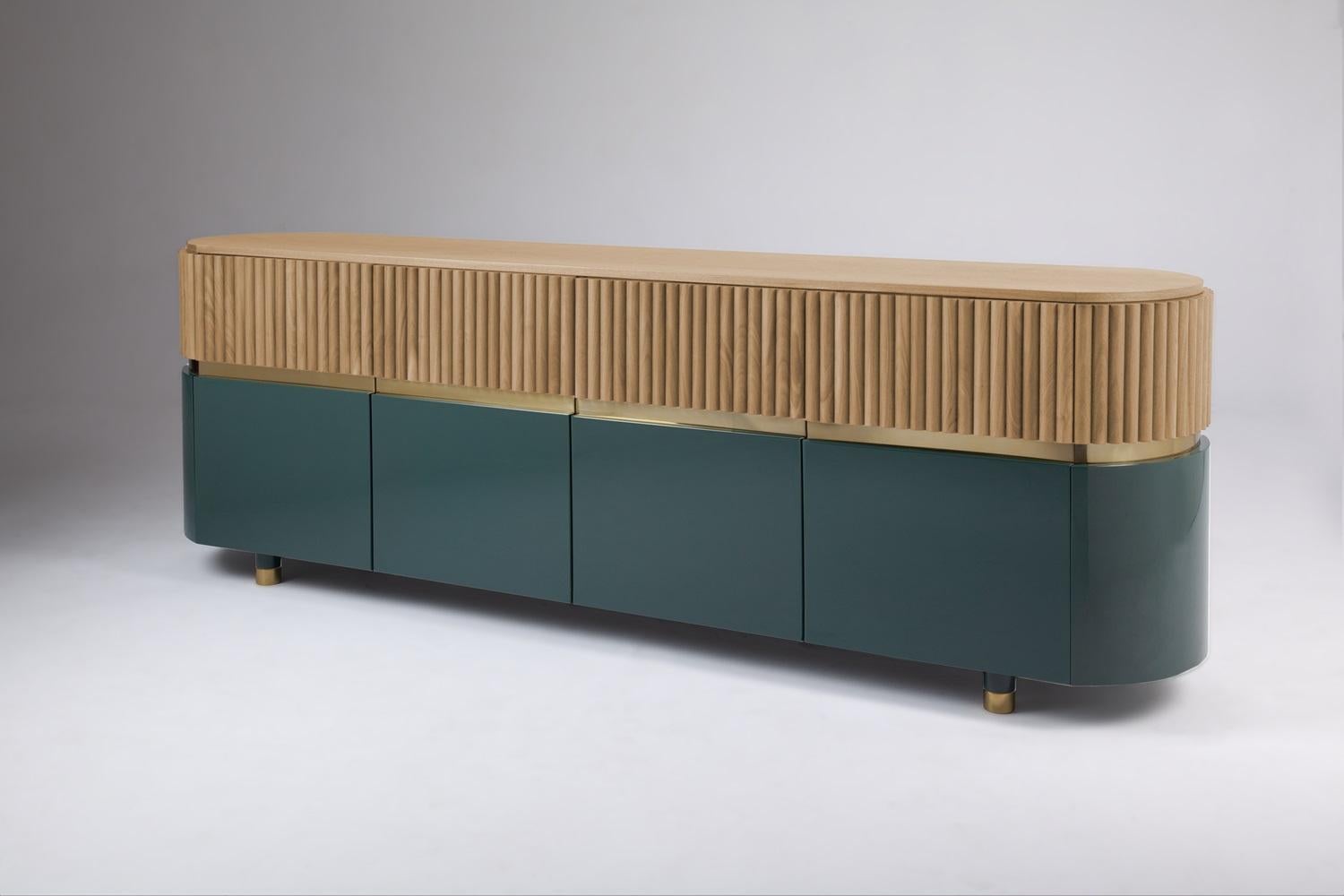 Like its name suggests, Berlin sideboard is inspired by Bauhaus, a wave of thought that is impossible to overlook when passing through the streets of Berlin. In a more down to earth piece, clean lines and a certain absence of excessive ornamentation