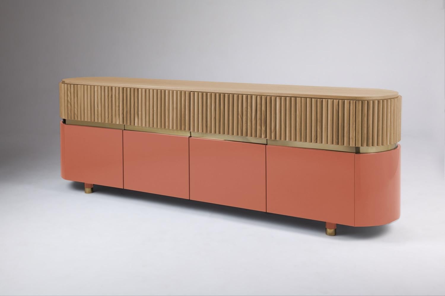 Like its name suggests, Berlin sideboard is inspired by Bauhaus, a wave of thought that is impossible to overlook when passing through the streets of Berlin. In a more down to earth piece, clean lines and a certain absence of excessive ornamentation