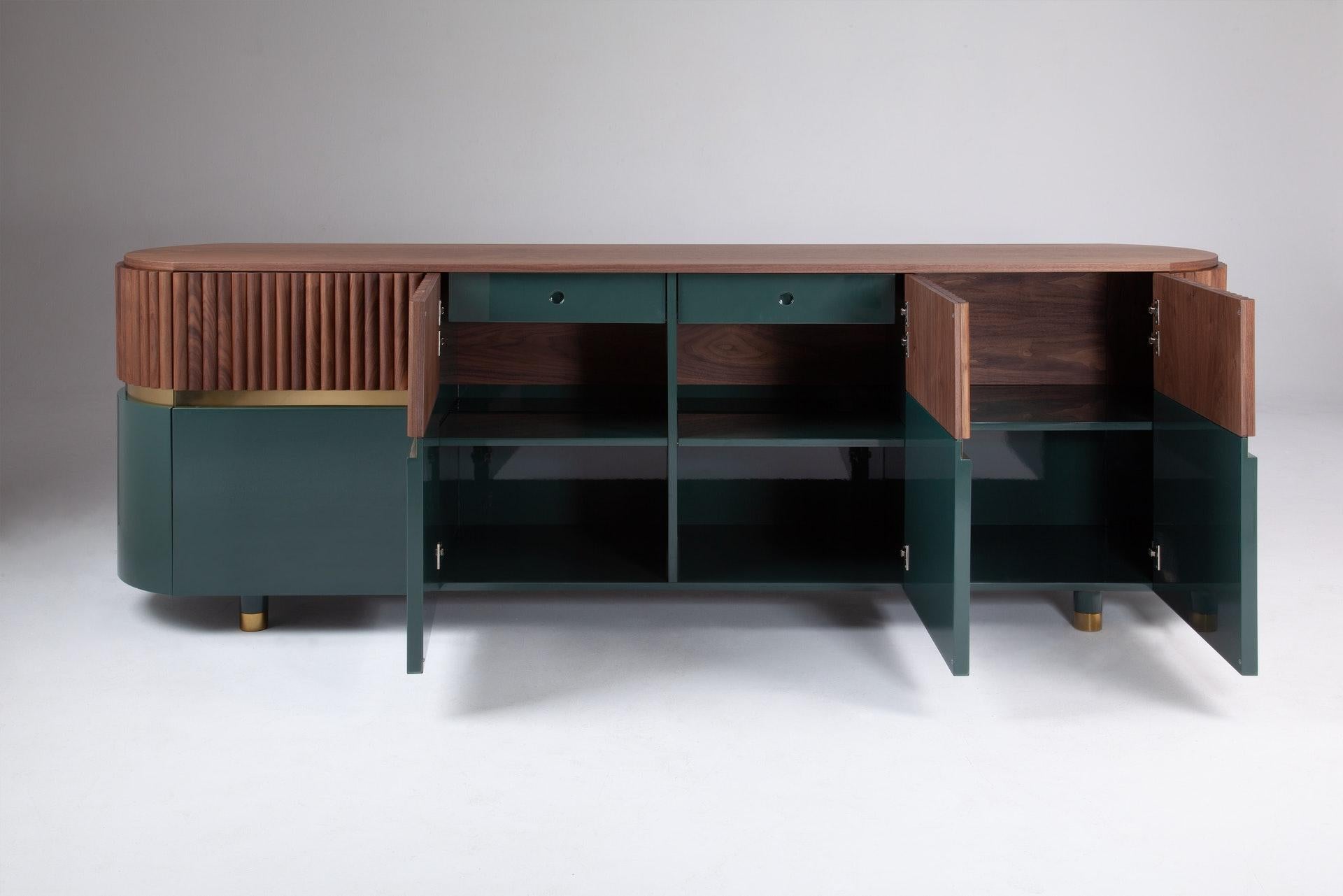 DOOQ Buffet-Sideboard Berlin aus natürlichem Nussbaumholz, poliertem Messing, Nude (Bauhaus) im Angebot