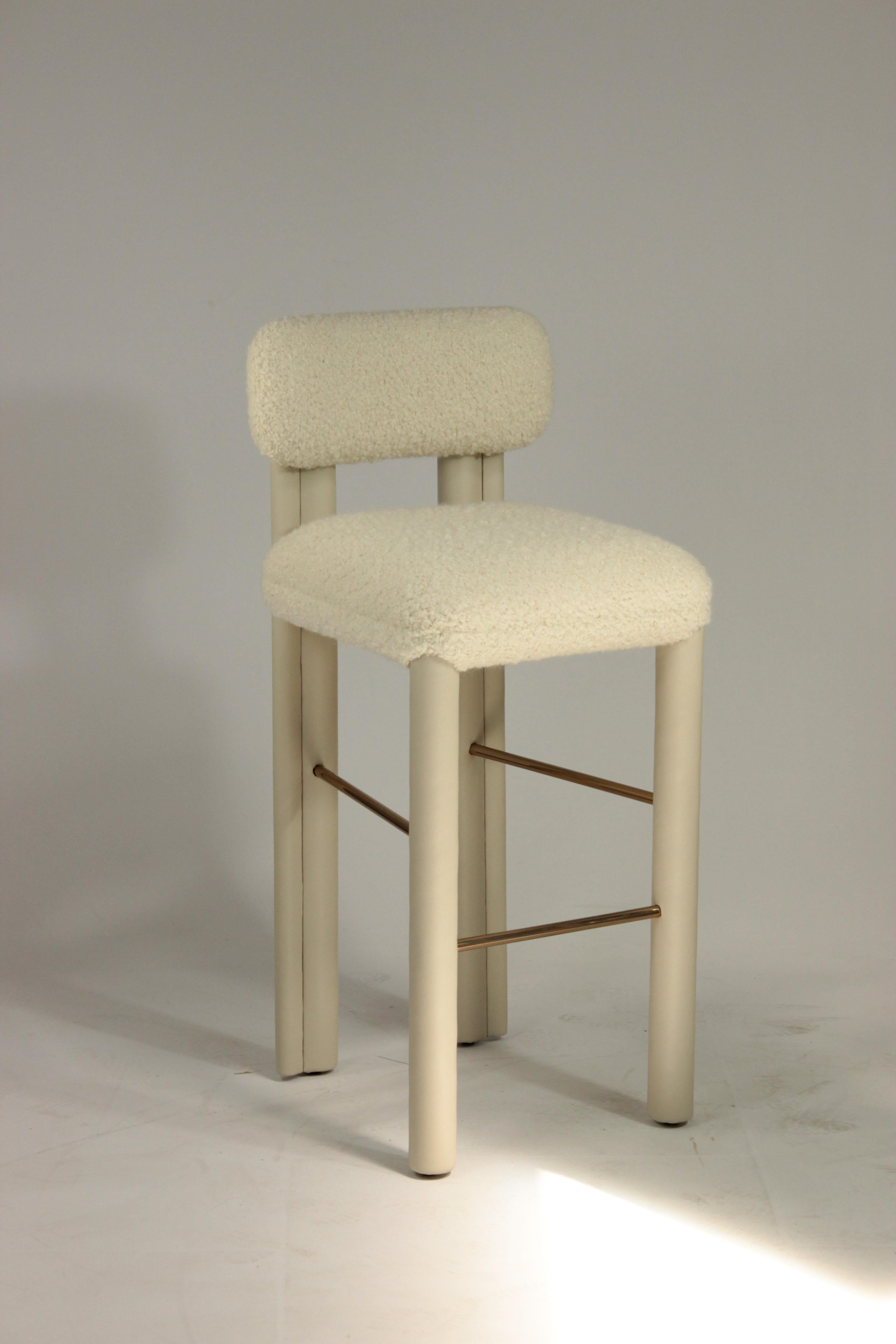 DOOQ Nuova Sedia da Bar Moderna Camelia in Fabrice Bianca Completamente Rivestita

Le dimensioni dei prodotti possono variare fino a 2 cm!

Ti presentiamo Camelia, una sedia che incarna con grazia l'essenza del periodo romantico, incanalando i suoi