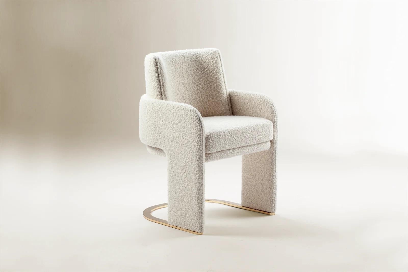 Cet ensemble comprend : 

14x chaises Odisseia 
Tapisserie d'ameublement en COM
Pieds : laiton satiné
 
La chaise Odisseia incarne l'esprit esthétique de l'ère spatiale, un nouveau type de luxe discret et de confort inspiré d'une ère futuriste créée