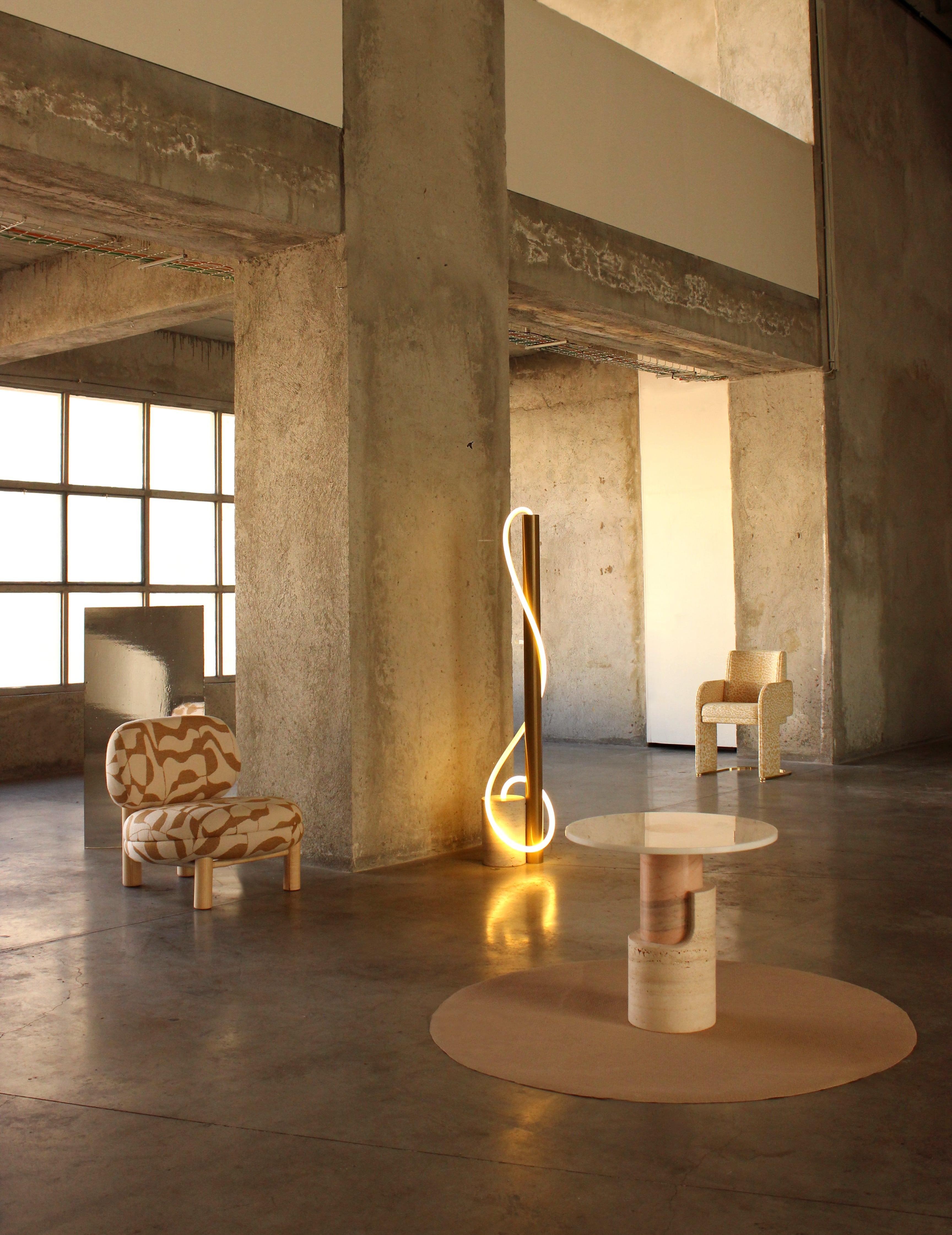 XXIe siècle et contemporain Table de salle à manger Dooq en travertin et bracelet en marbre rose Estremoz, D=120 cm en vente