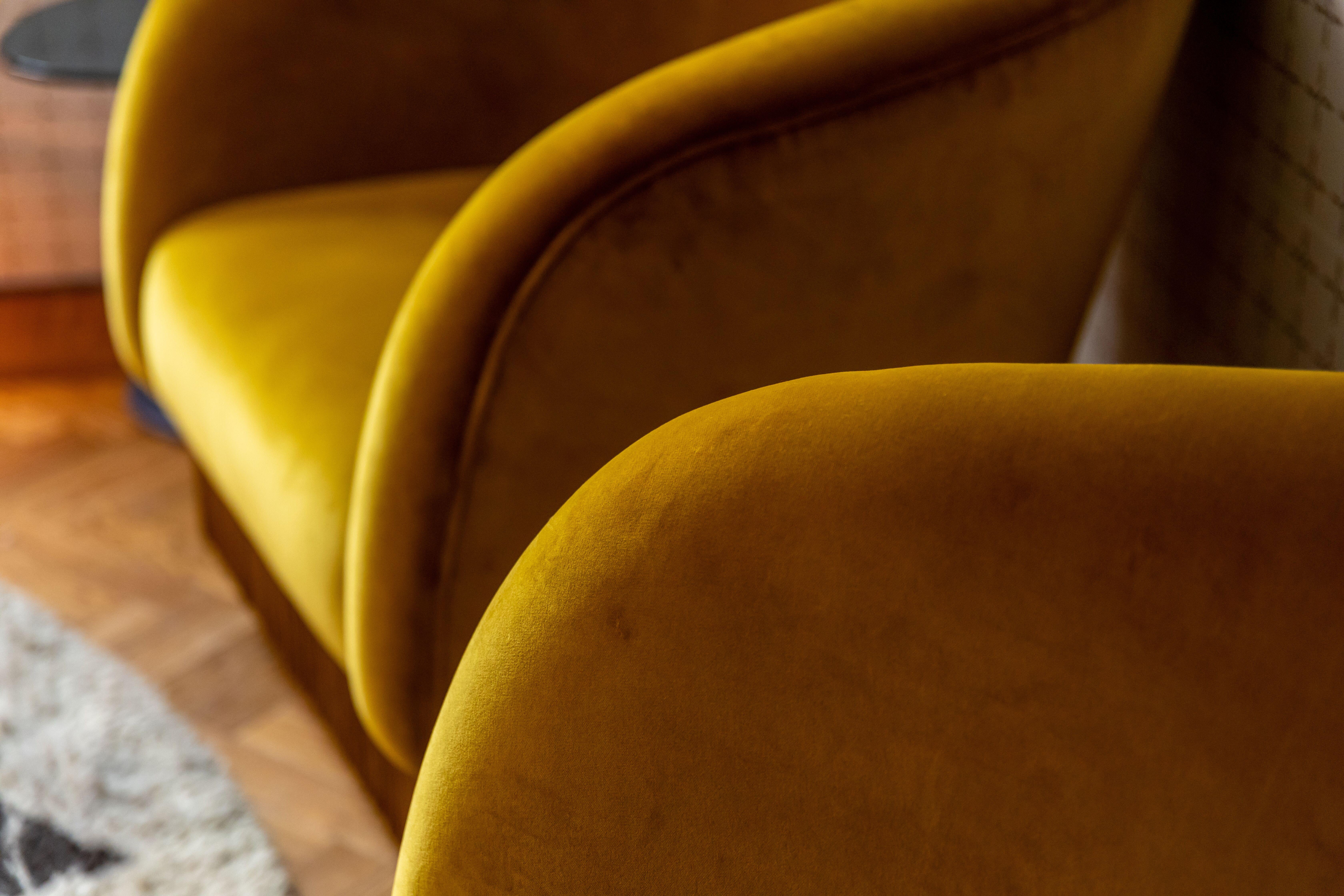 DOOQ Loungesessel aus weichem gelbem Baumwollsamt und Seidenfransen La Folie (Moderne der Mitte des Jahrhunderts) im Angebot