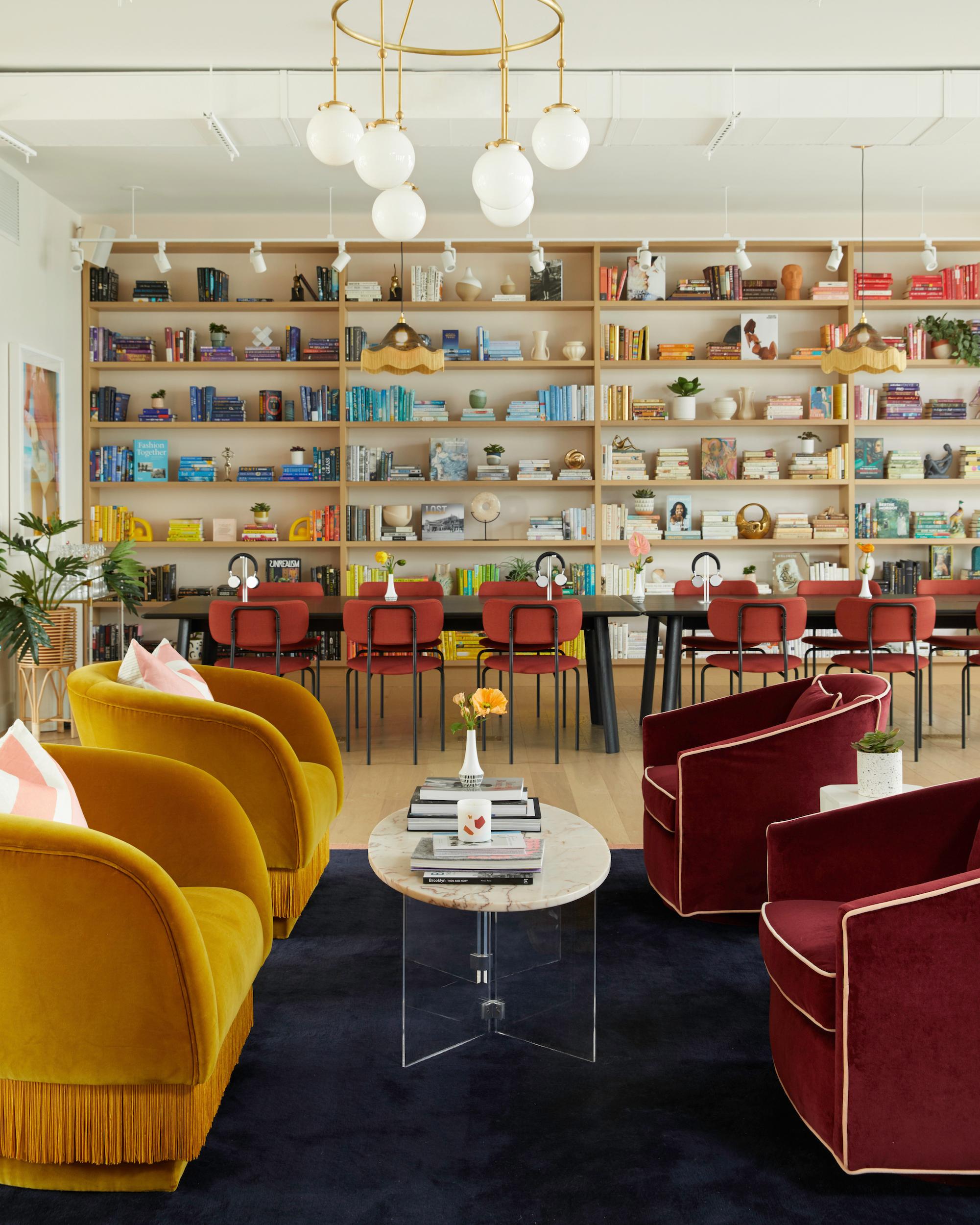 DOOQ Loungesessel aus weichem gelbem Baumwollsamt und Seidenfransen La Folie (21. Jahrhundert und zeitgenössisch) im Angebot