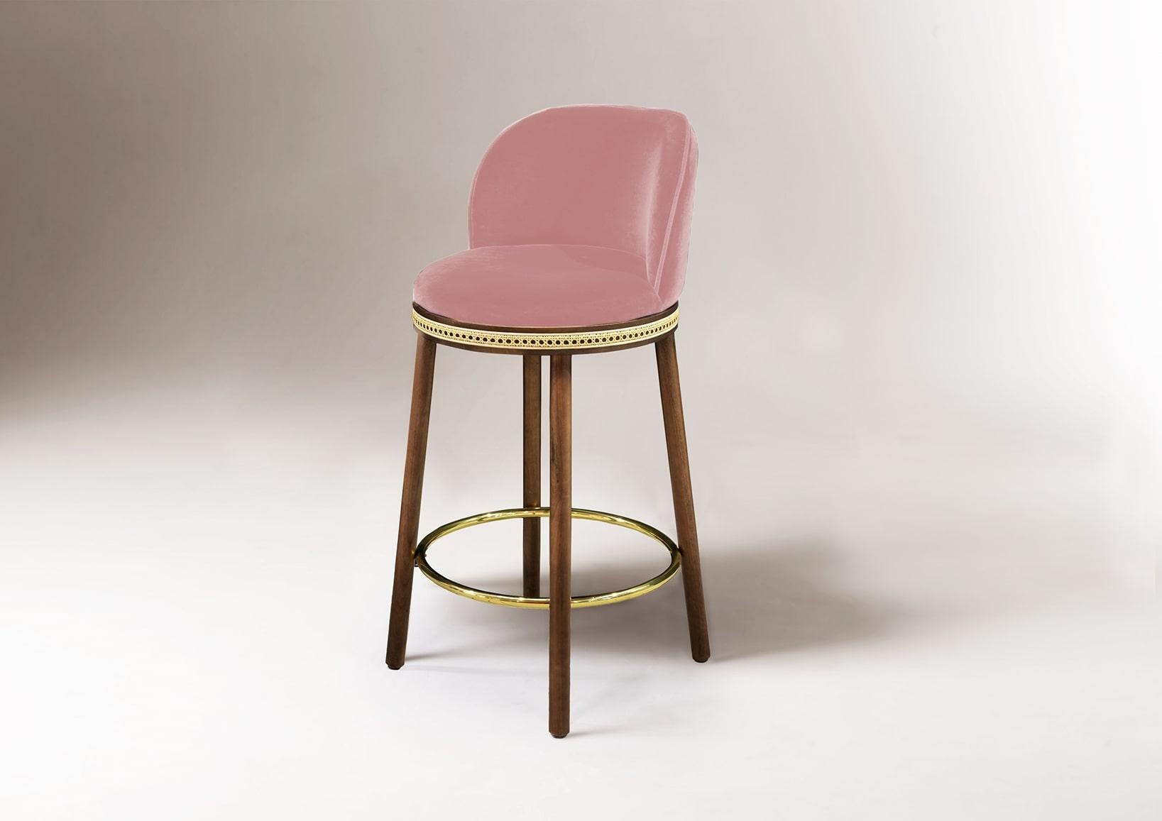DOOQ Mid-Century Modern Bar Chair Alma with Green Velvet, Walnut and Brass

In a piece that combines classic and modern aesthetics we can find a certain harmonic gracefulness paired with an intimate voluptuousness that can embrace you and