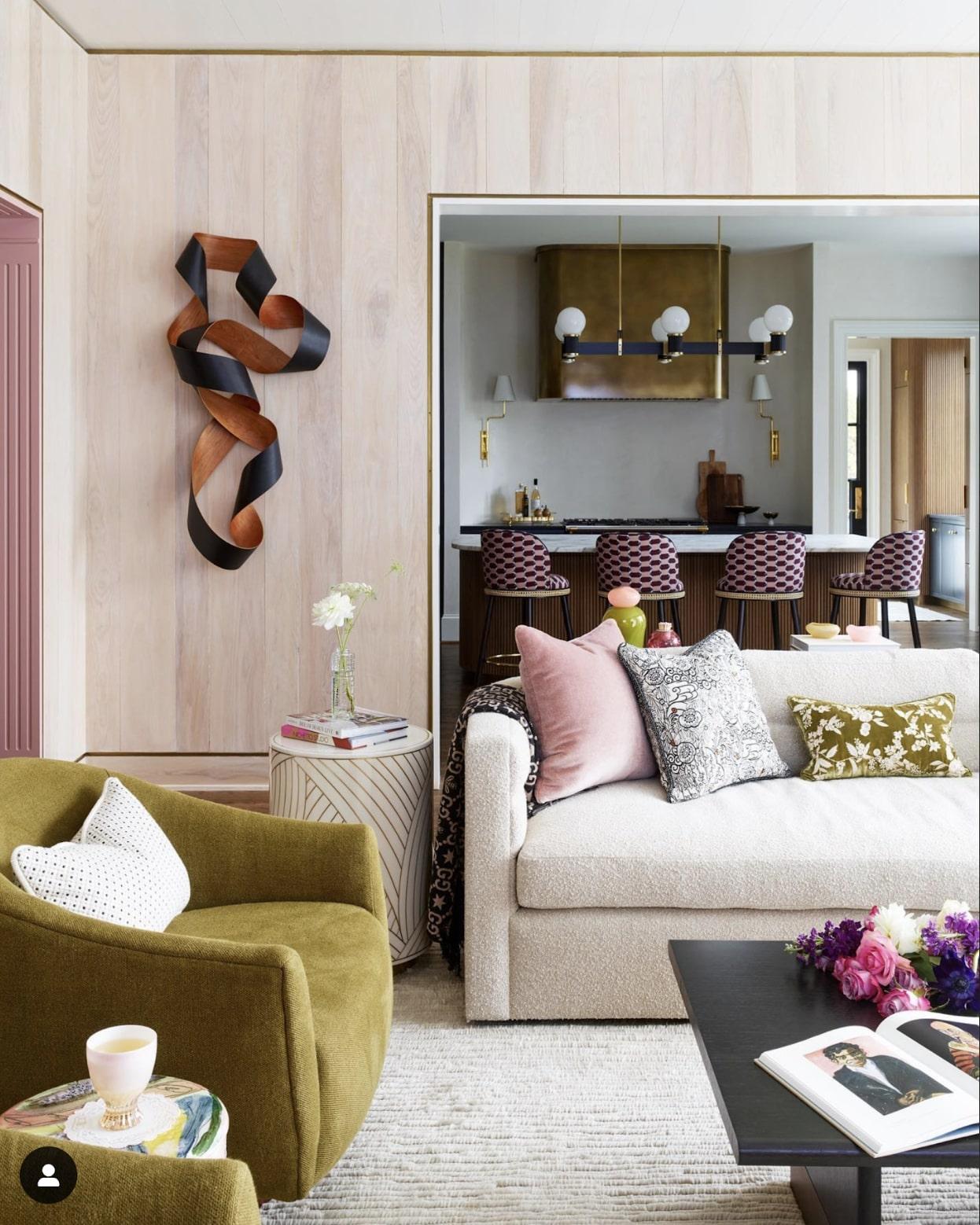 Polished DOOQ Mid-Century Modern Bar Chair Alma with Pink Velvet, Walnut and Brass For Sale