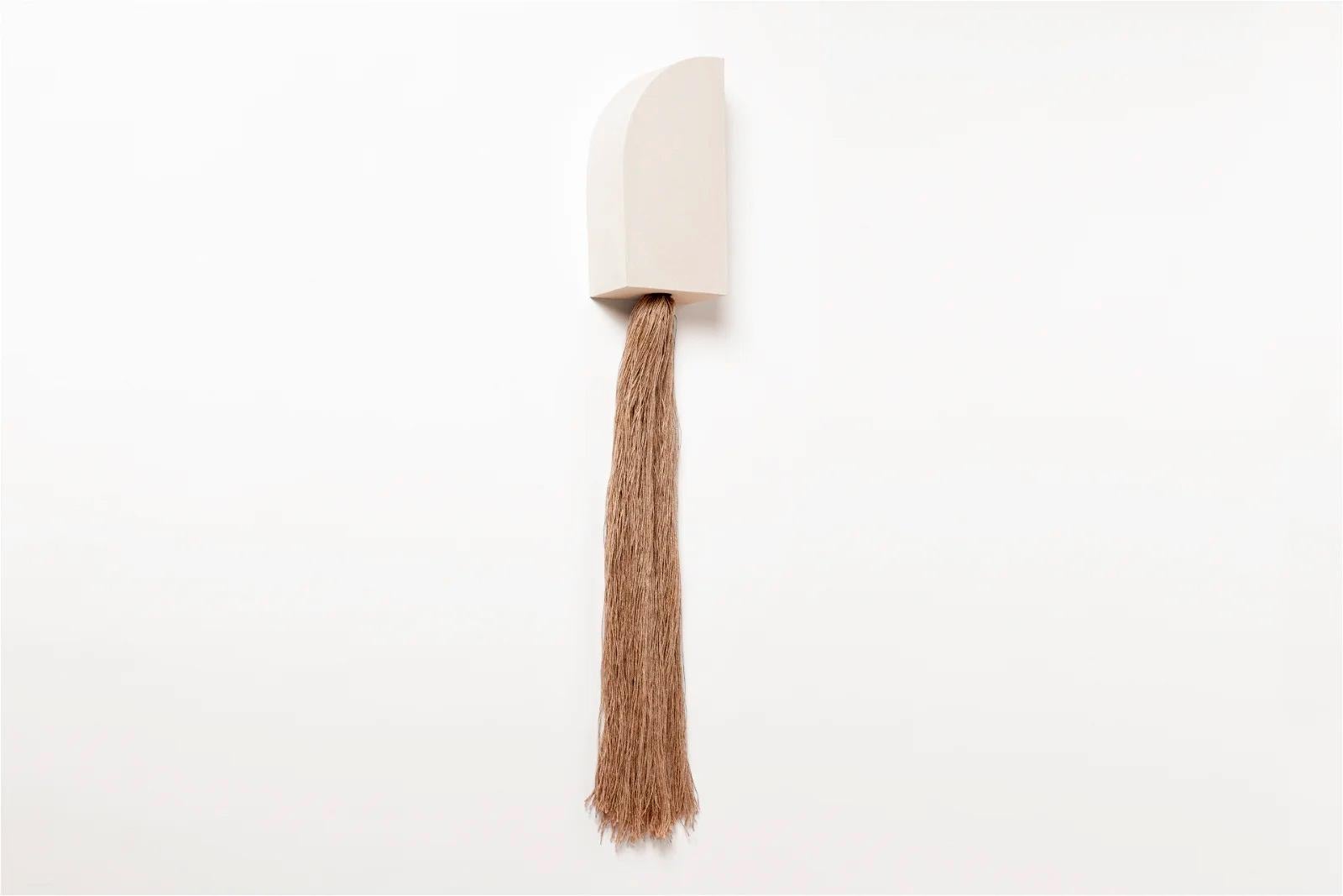 Thabit, notre extraordinaire nouvelle collection de sculptures artisanales méticuleusement façonnées à partir de gres et de rafia, en partenariat avec un studio de céramique artistique réputé. Inspiré par le concept d'un futur imaginaire où l'audace