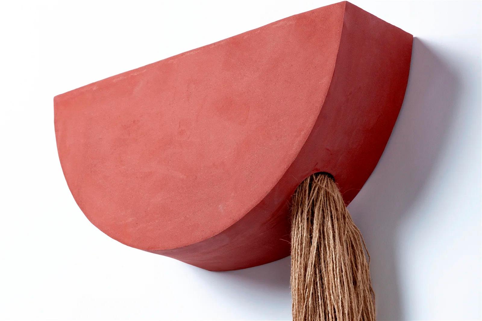 Thabit, notre extraordinaire nouvelle collection de sculptures artisanales méticuleusement façonnées à partir de gres et de rafia, en partenariat avec un studio de céramique artistique réputé. Inspiré par le concept d'un futur imaginaire où l'audace