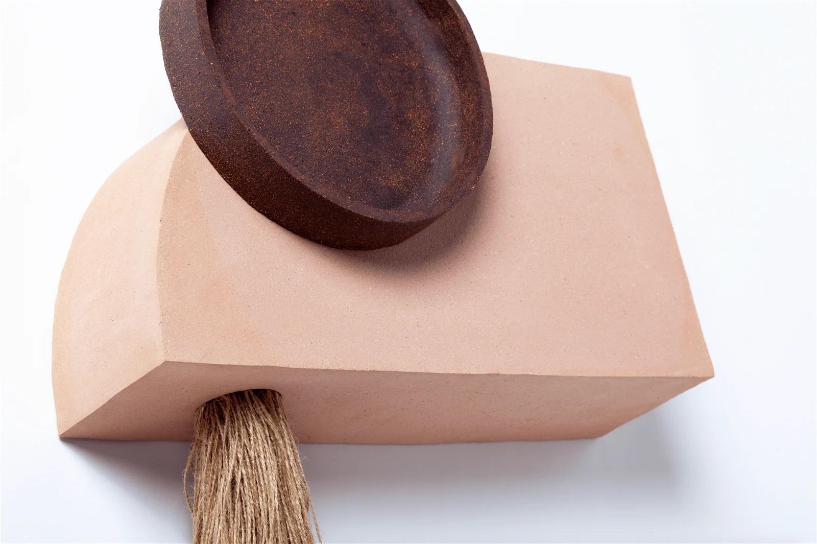 Thabit, notre extraordinaire nouvelle collection de sculptures artisanales méticuleusement façonnées à partir de gres et de rafia, en partenariat avec un studio de céramique artistique réputé. Inspiré par le concept d'un futur imaginaire où l'audace