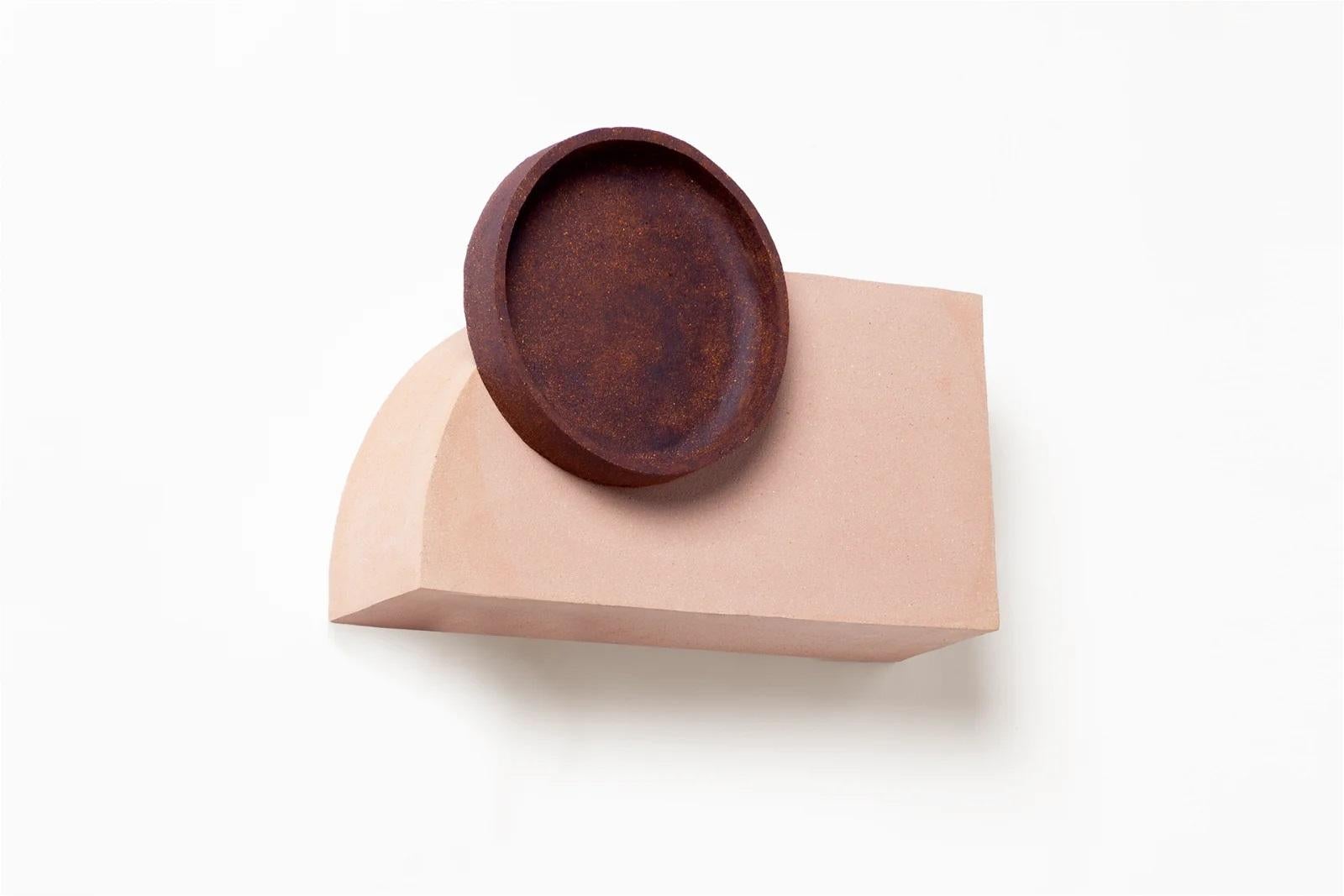Thabit, notre extraordinaire nouvelle collection de sculptures artisanales méticuleusement façonnées à partir de gres et de rafia, en partenariat avec un studio de céramique artistique réputé. Inspiré par le concept d'un futur imaginaire où l'audace