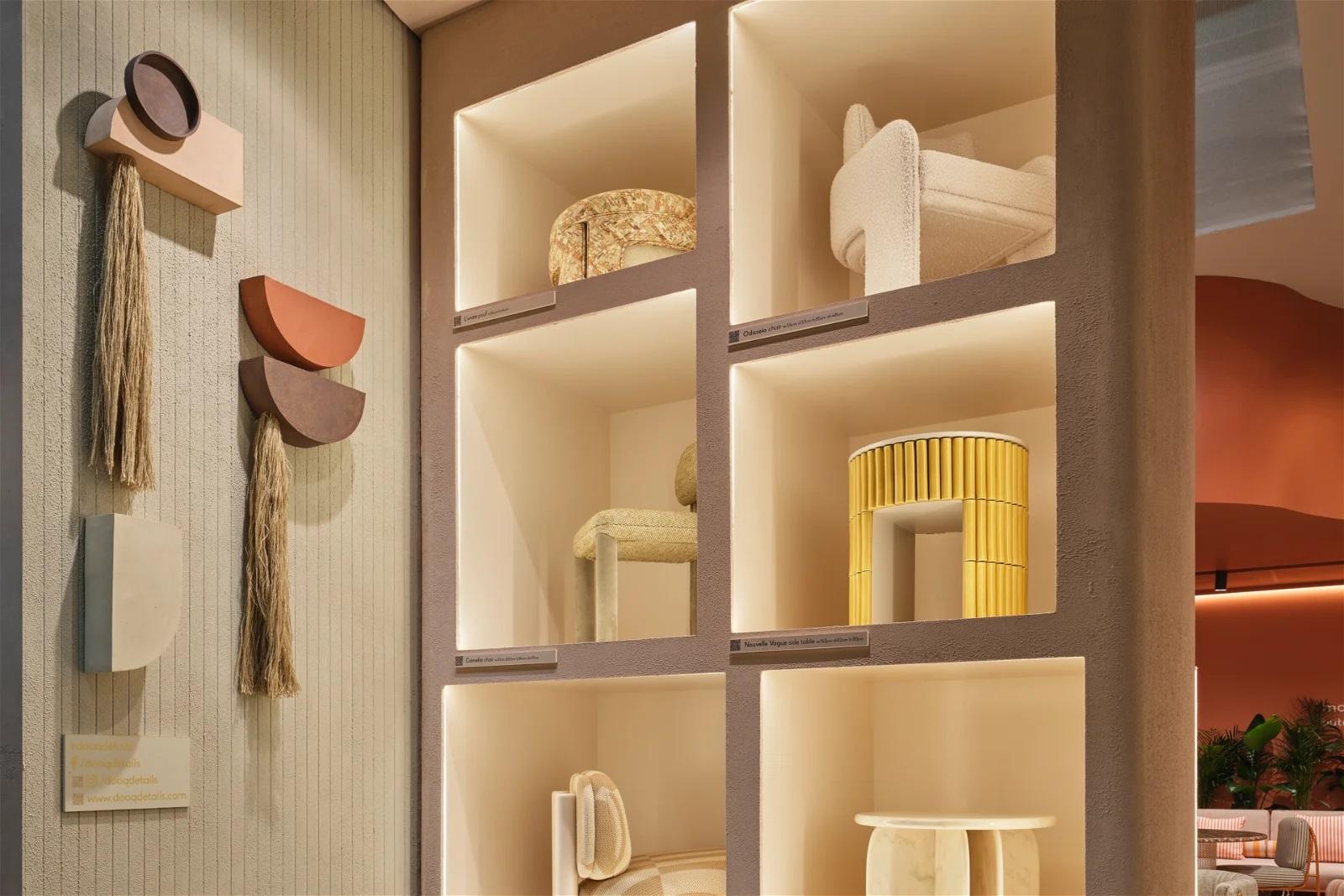 Thabit, notre extraordinaire nouvelle collection de sculptures artisanales méticuleusement façonnées à partir de gres et de rafia, en partenariat avec un studio de céramique artistique réputé. Inspiré par le concept d'un futur imaginaire où l'audace