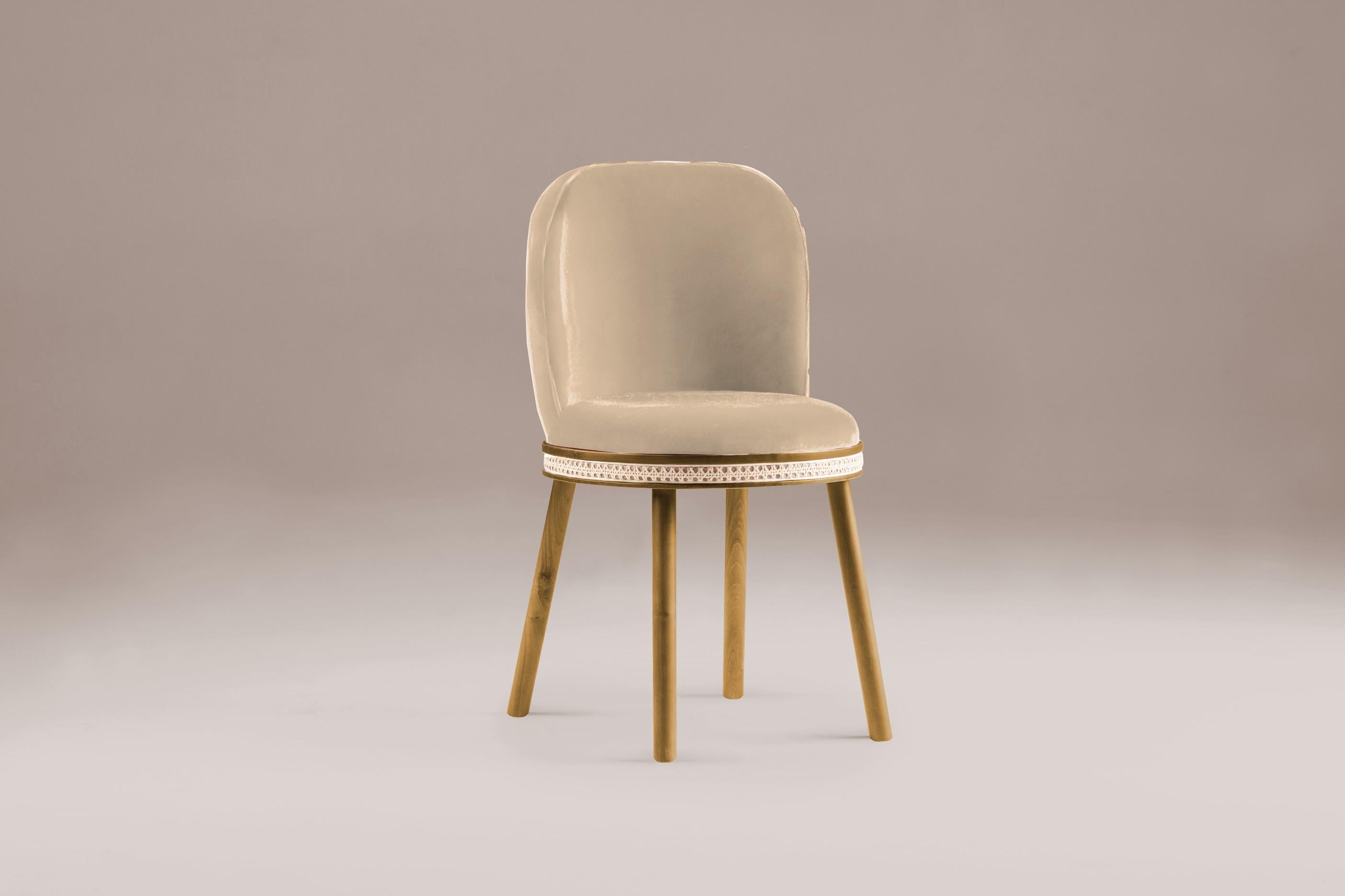 DOOQ Mid-Century Modern Dining Chair Alma with Beige Velvet and Walnut Wood
In a piece that combines classic and modern aesthetics we can find a certain harmonic gracefulness paired with an intimate voluptuousness that can embrace you and