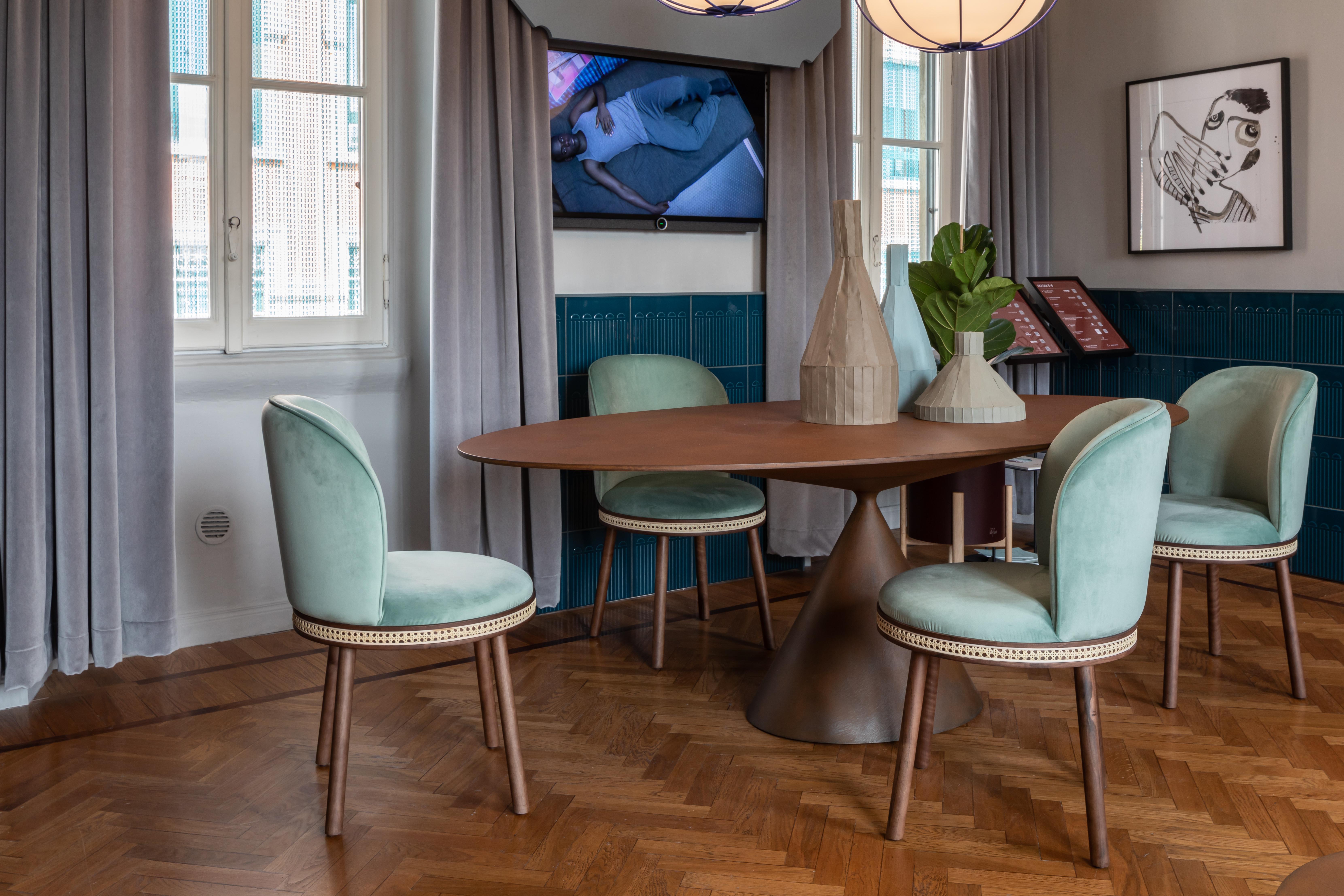 Poli DOOQ Chaise de salle à manger The Modernity Alma avec velours bleu et Wood Wood en vente