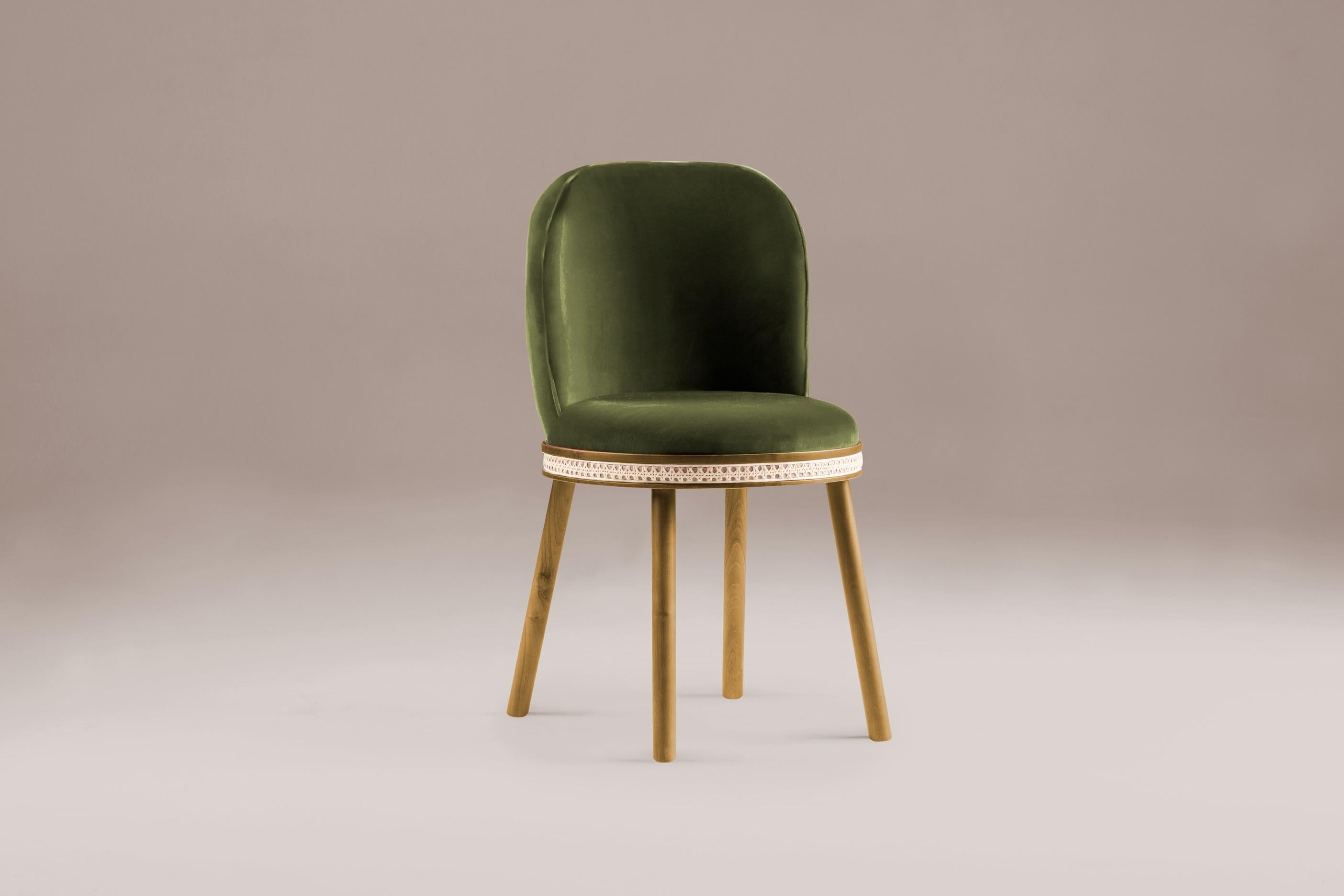 DOOQ Mid-Century Modern Dining Chair Alma with Dark Green Velvet and Walnut Wood
In a piece that combines classic and modern aesthetics we can find a certain harmonic gracefulness paired with an intimate voluptuousness that can embrace you and