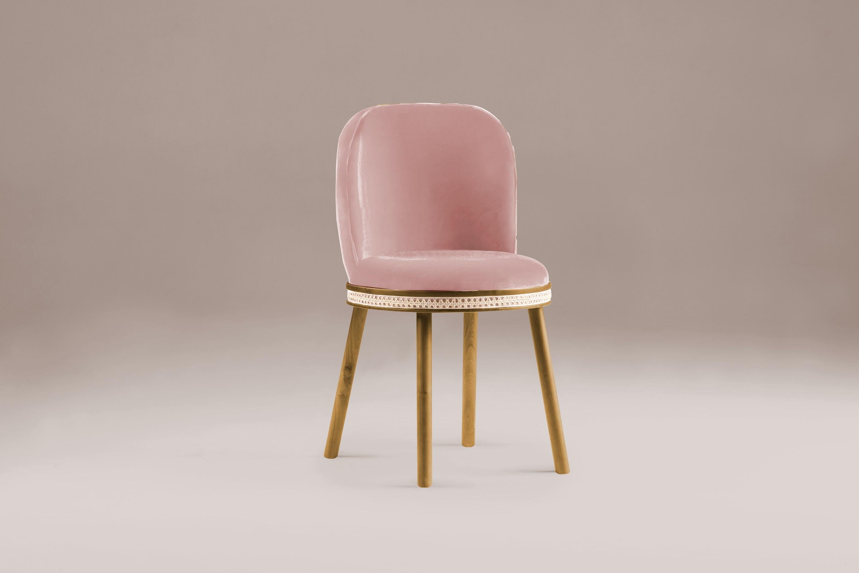 DOOQ Dining Chair Alma with Pink Velvet and Walnut Wood Mid-Century Modern.
The Alma chair is costumizable in different fabric option and wood finishiings.
In a piece that combines classic and modern aesthetics we can find a certain harmonic