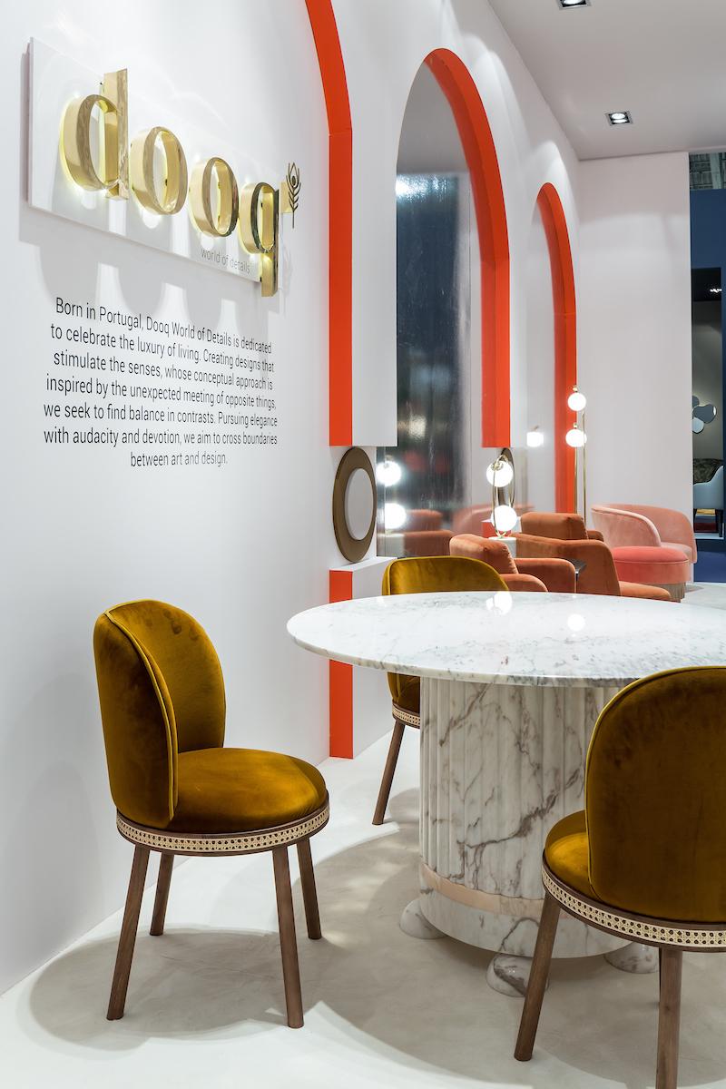 Portugais DOOQ Chaise de salle à manger moderne du milieu du siècle Alma en velours jaune et pieds en Wood Woods en vente